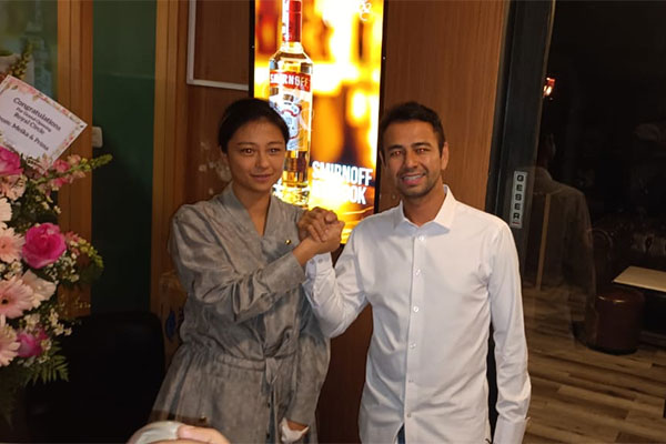 Owner Royal Circle Bar Jakarta, Jacqueline Wijaya  berfoto bersama selebritas Raffi Ahmad