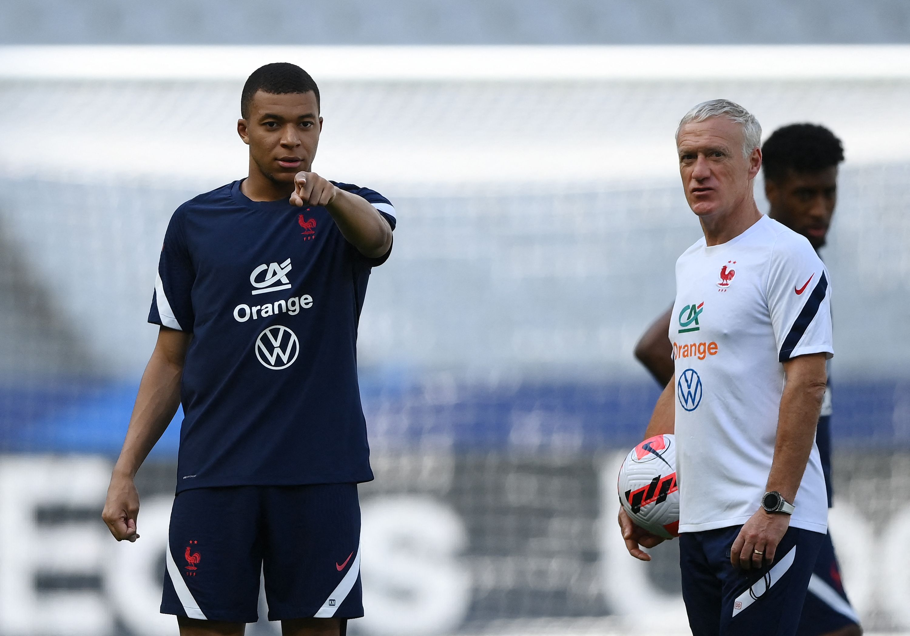 Kylian Mbappe dan Didier Deschamps (kanan)