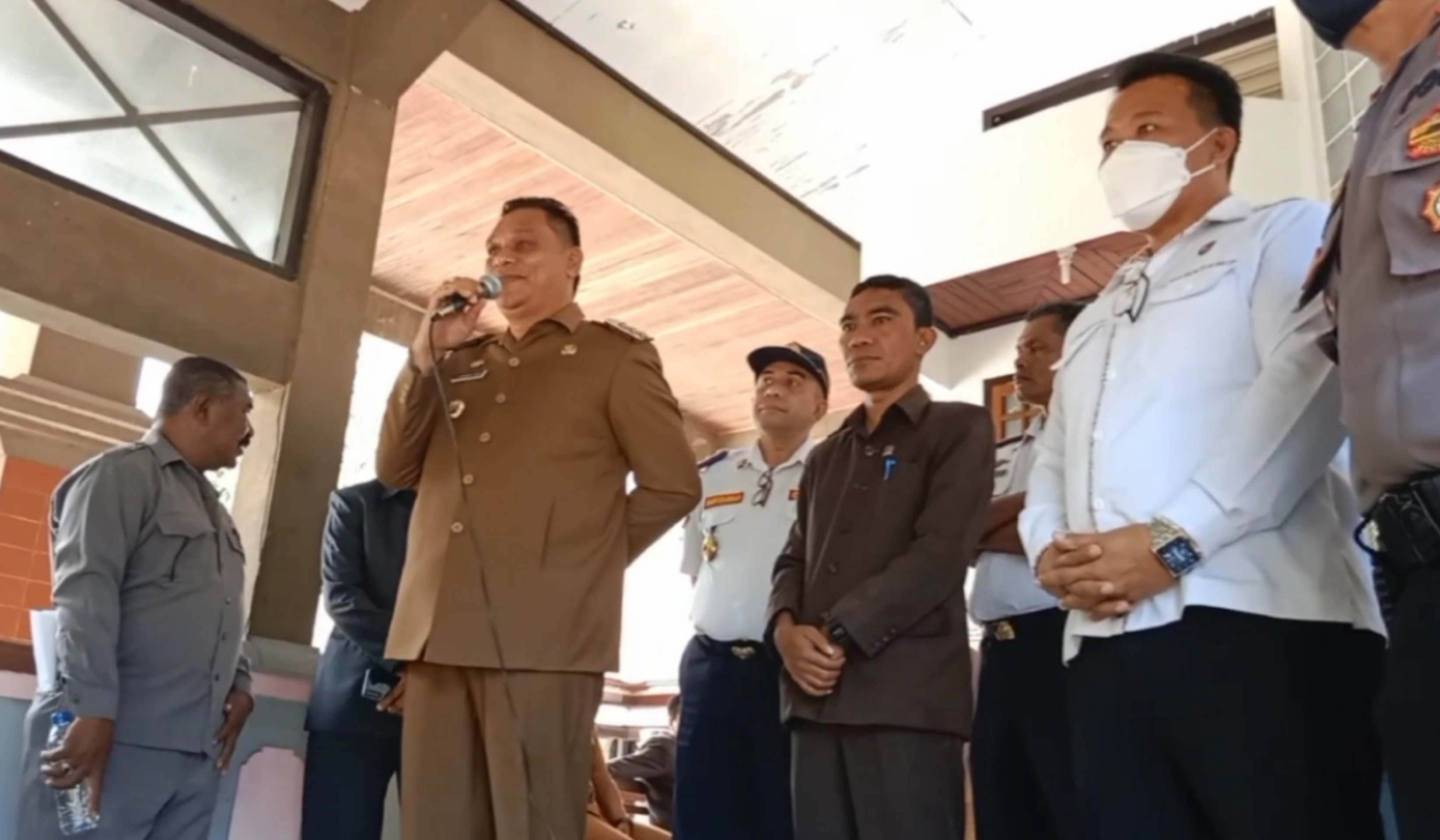  Bupati Sikka Fransiskus Roberto Diogo saat berdialog dengan sopir angkot yang berunjukrasa di Kantor Bupati, Senin (5/9)