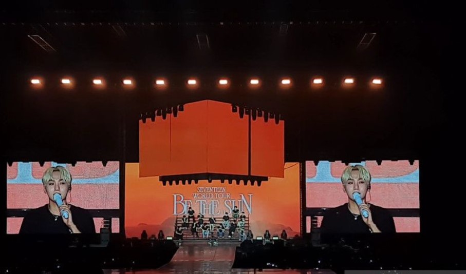 Personel SEVENTEEN Boo Seung-kwan berbicara di sela konser bertajuk 