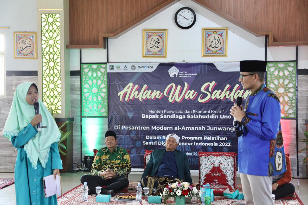 Sandiaga Uno menyambangi Pesantren Modern Al Amanah Junwangi Siodarjo, Jawa Timur memberikan motivasi ke para santri dengan tema 'Santri Dig