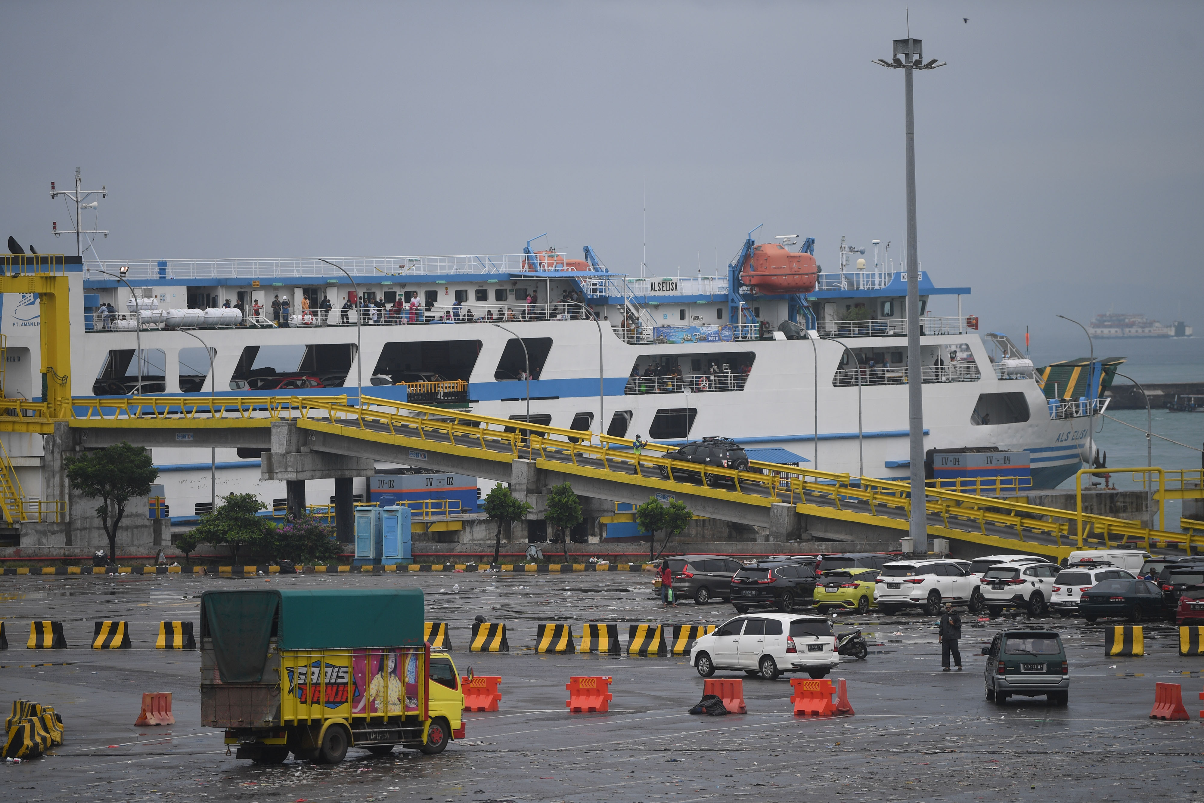 Sejumlah kendaraan bersiap menaiki kapal penyeberangan di Pelabuhan Merak, Banten.