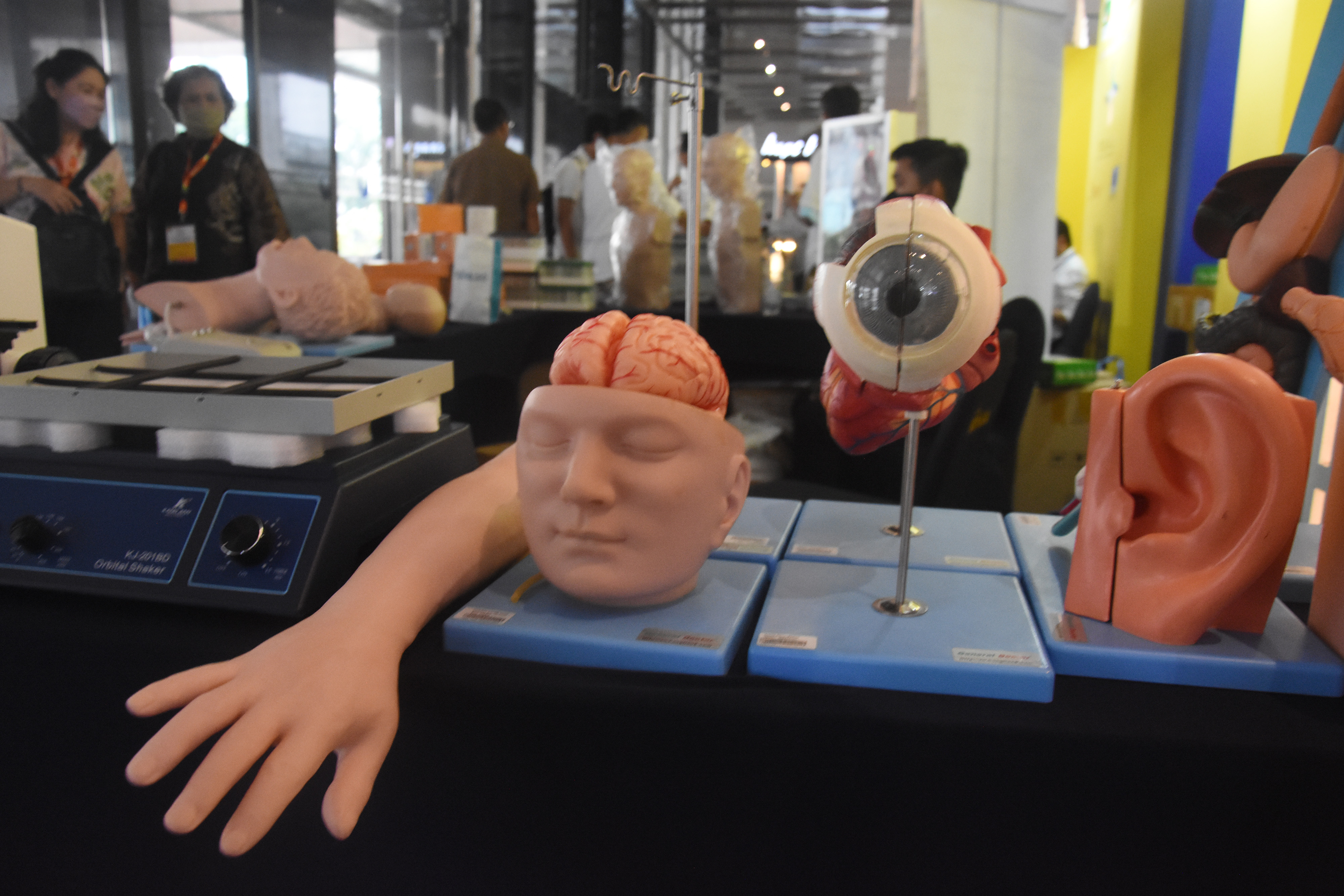  PUSKESMAS EXPO 2022: Pengunjung melihat alat peraga kesehatan yang ditampilkan dalam Puskesmas Expo 2022 di Hotel Bidakara, Jakarta