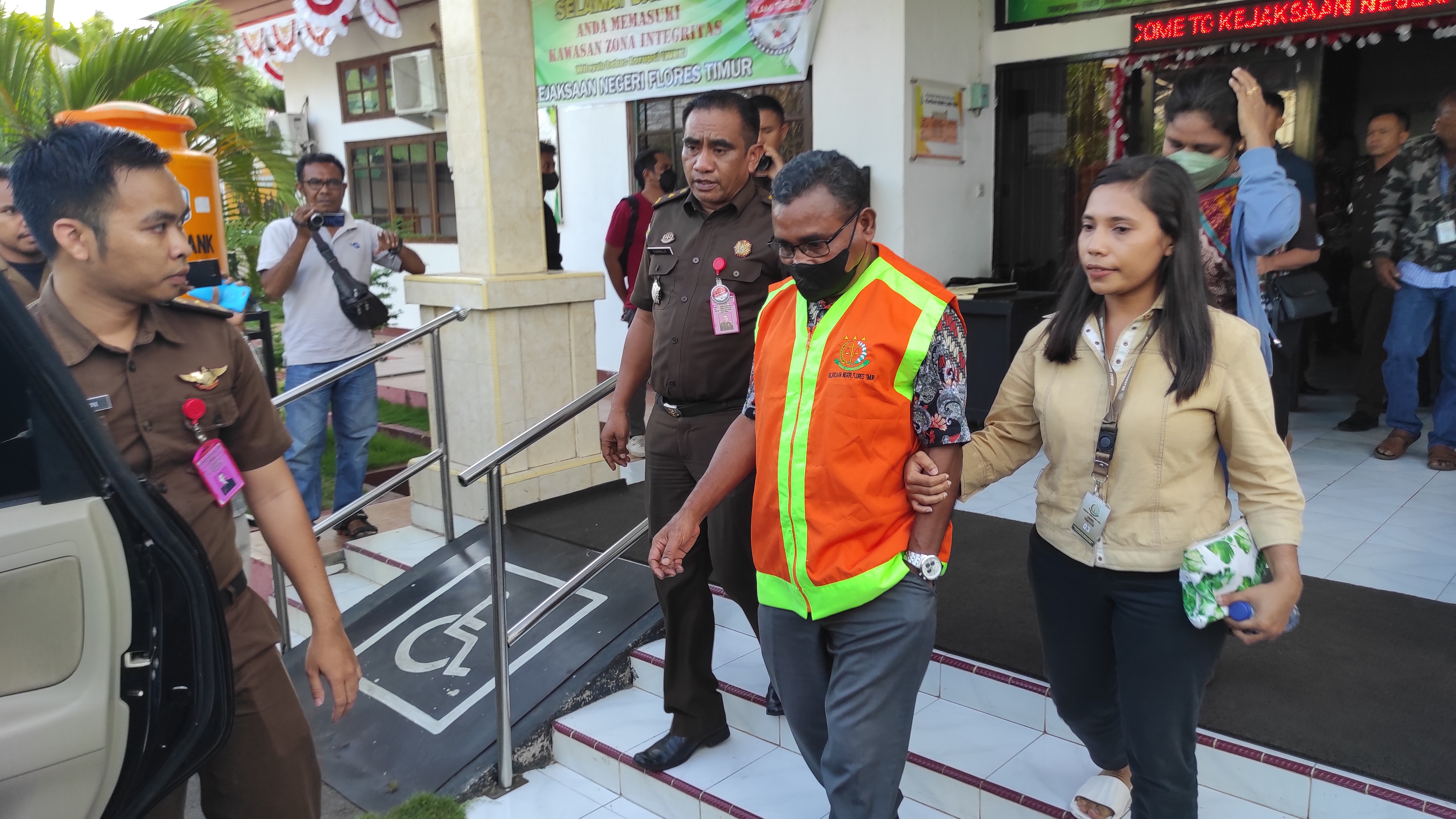 Tersangka ABH, Kepala Pelaksana BPBD Flores Timur, yang lebih dulu ditahan Kejaksaan Negeri atas dugaan korupsi dana covid-19. 