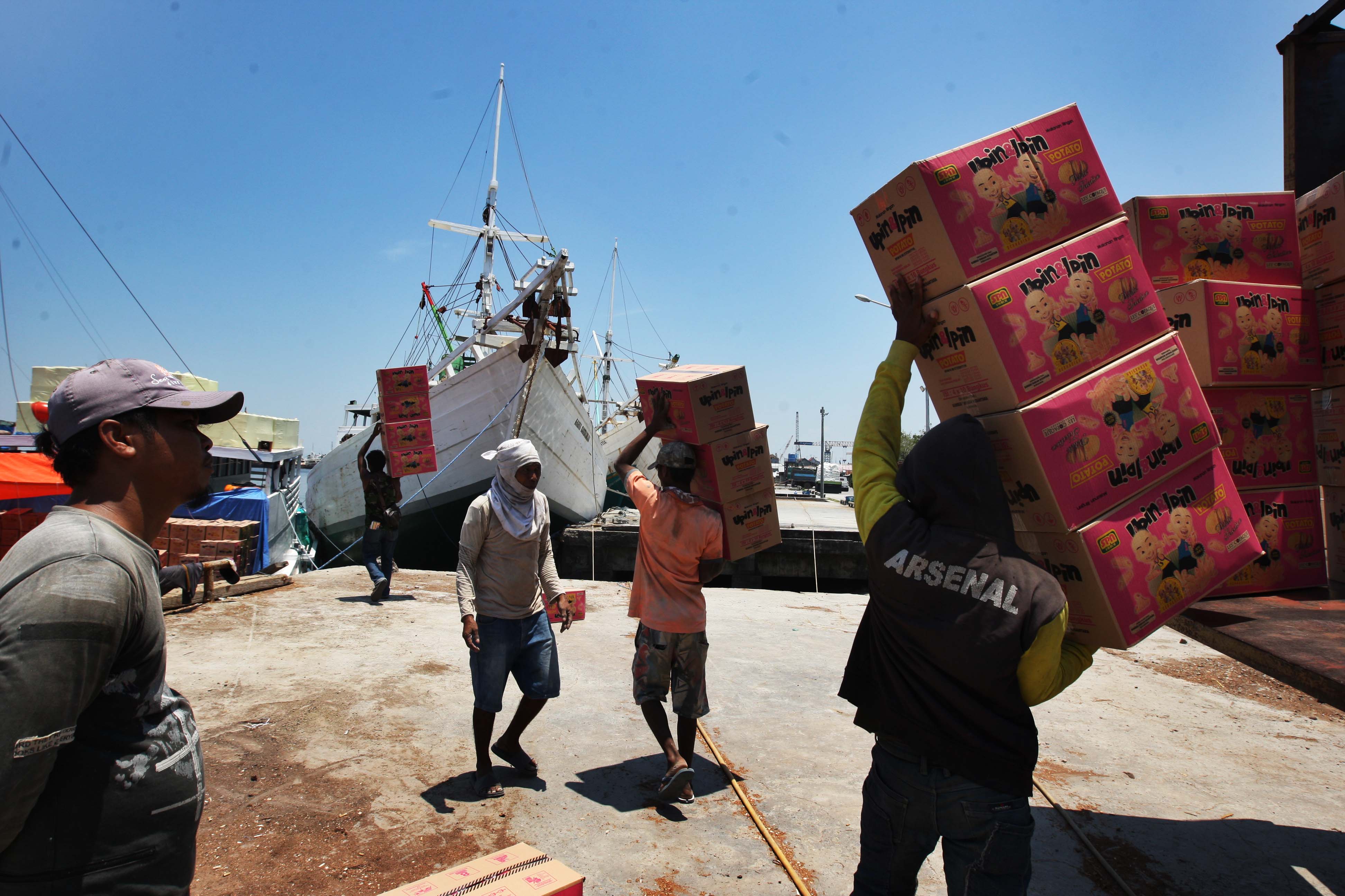 Para pekerja melakukan bongkar muat barang di Pelabuhan Paotere, Makassar, Sulawesi Selatan, pelabuhan warisan kerajaan Gowa-Tallo. 