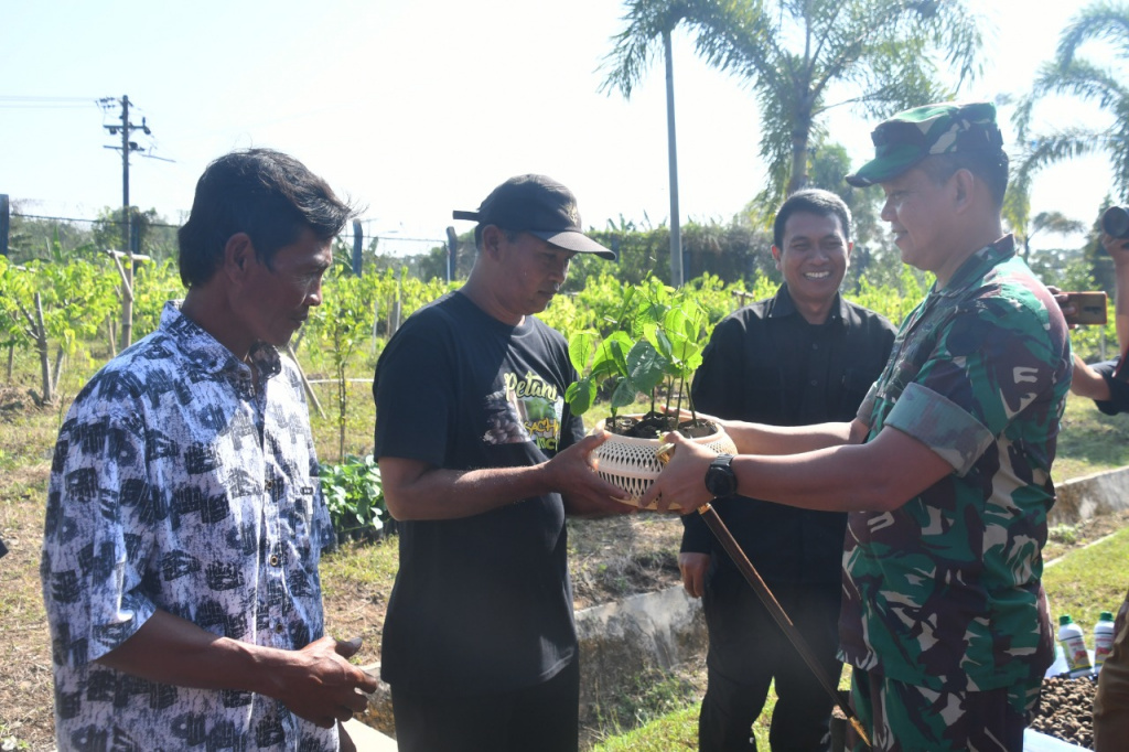 Danrem 074/Wt Kol Inf Achiruddin menyerahkan bibit kacang gunung pada petani 