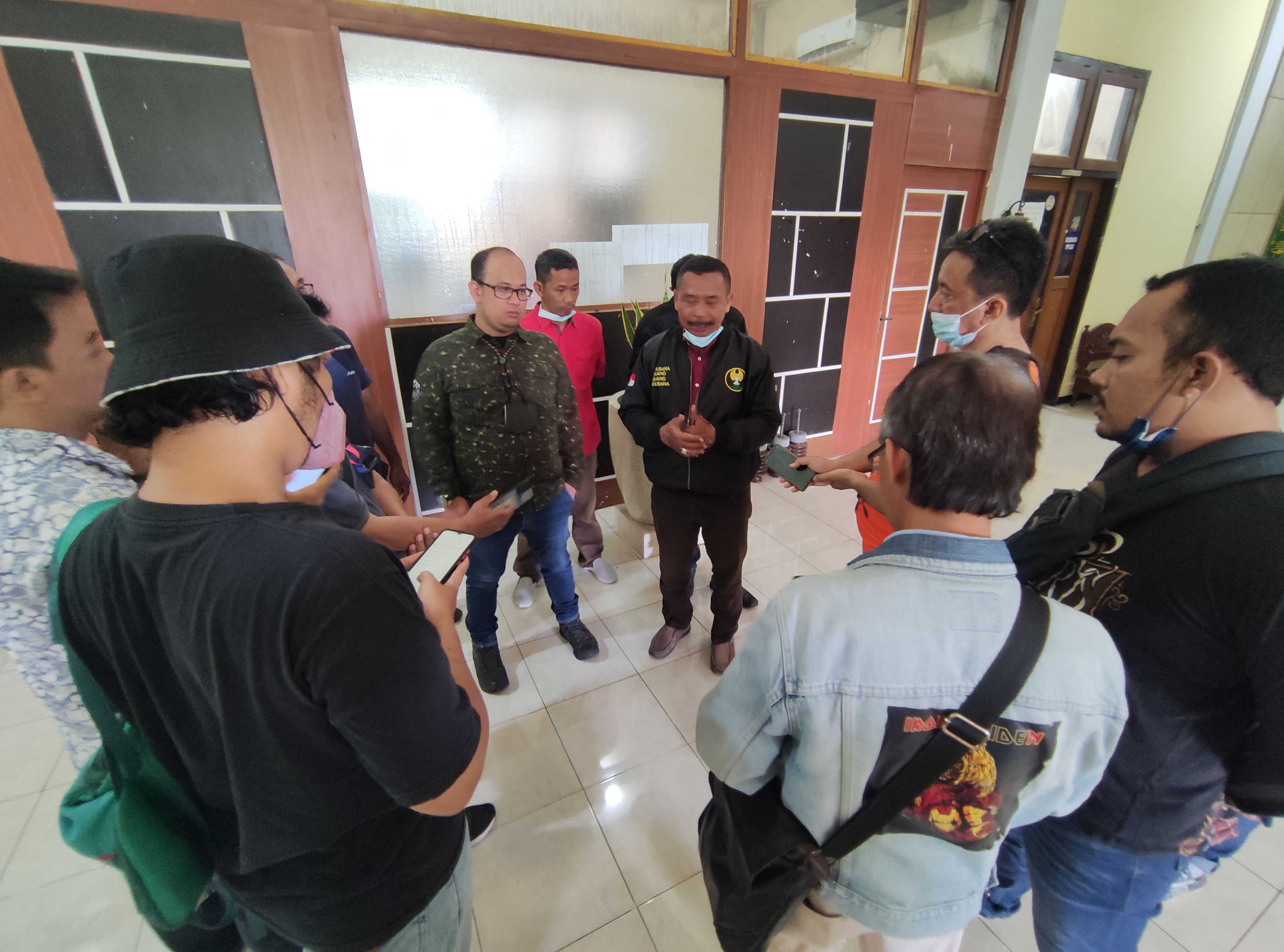M Choirul Abror (jaket hitam) didampingi kuasa hukumnya saat  mendatangi Kantor DLHK Pemkab Sidoarjo, Rabu (7/9).