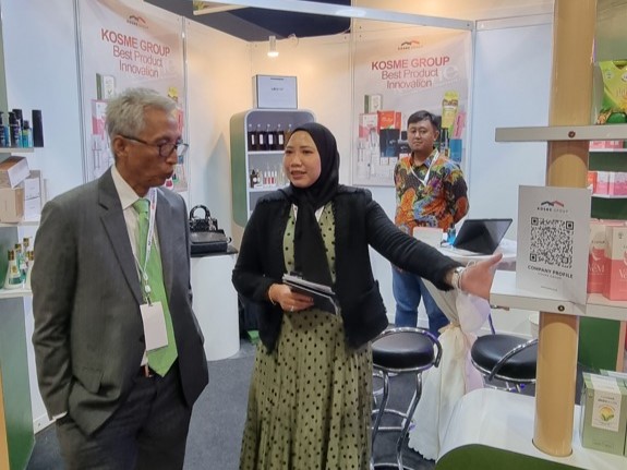 Titis Indah Wahyu (kanan) berbicara dengan Hermono, Dubes RI di Malaysia, seputar inovasi Kosme Group di pasar global.