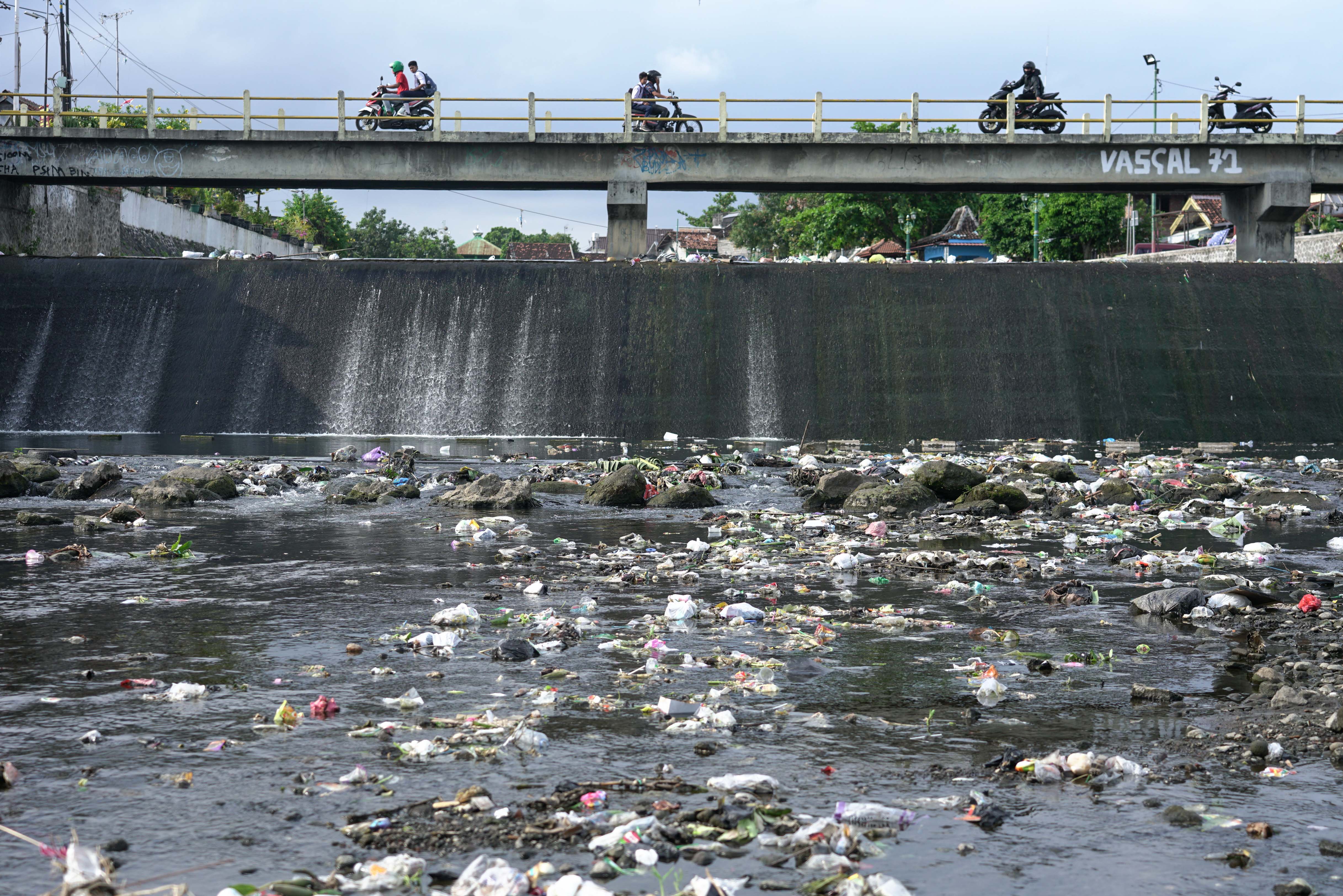 Kondisi Sungai Code Yogya sangat memprihatinkan, dipenuhi sampah yang dibuang warga ke sungai itu. Foto diambil  Selasa (20/9/2022)