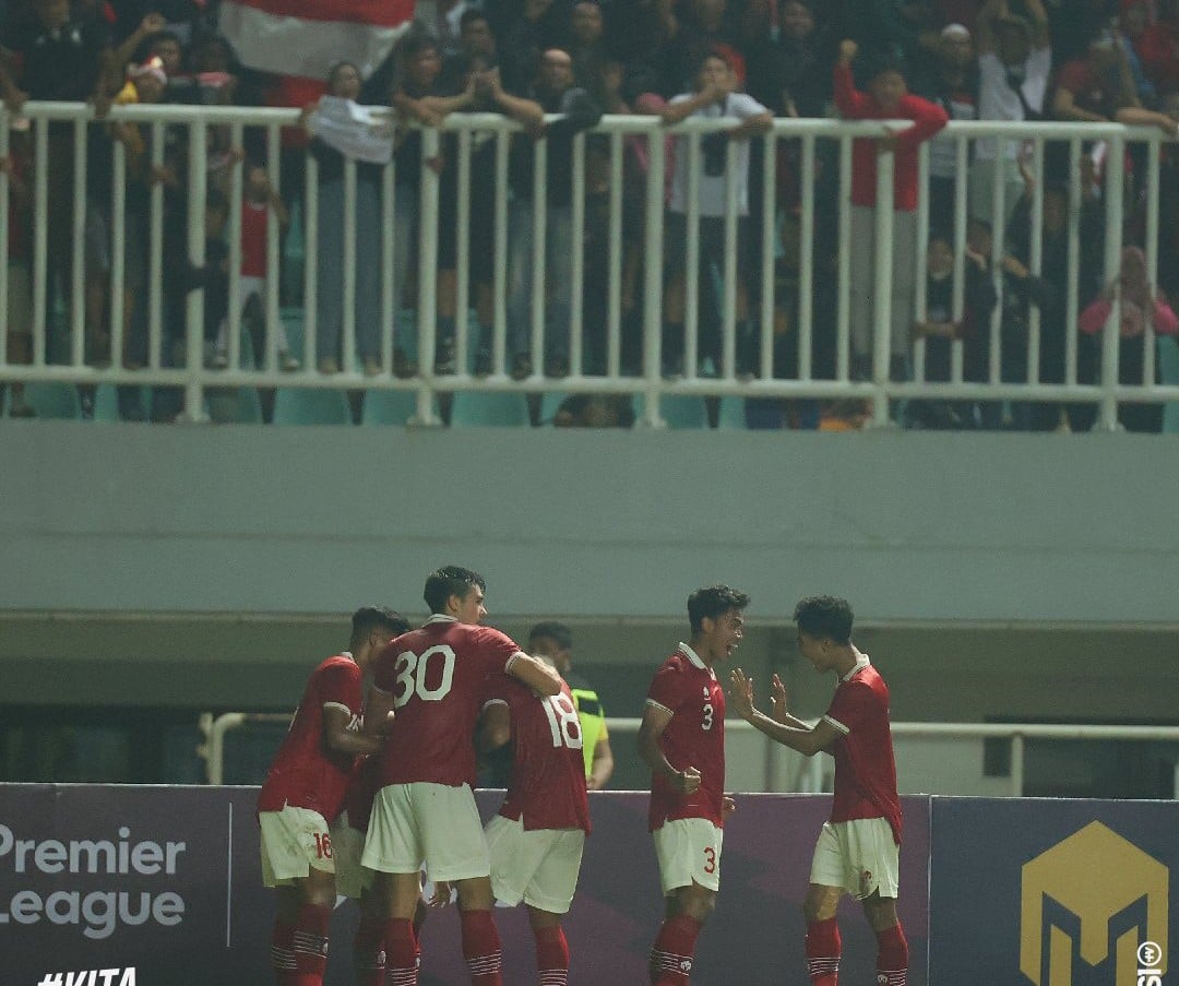 Skuad Indonesia merayakan kemenanfan atas Curacao