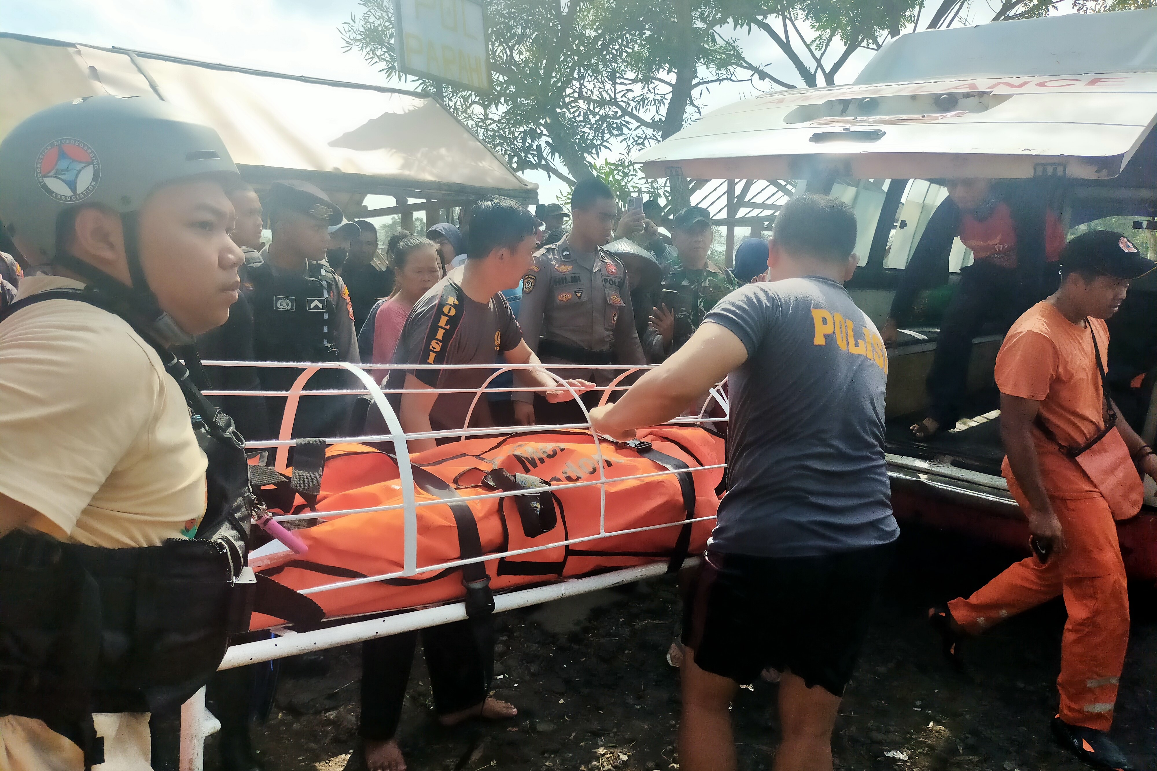 Petugas membawa jenazah korban yang ditemukan meninggal di Situ Gede.