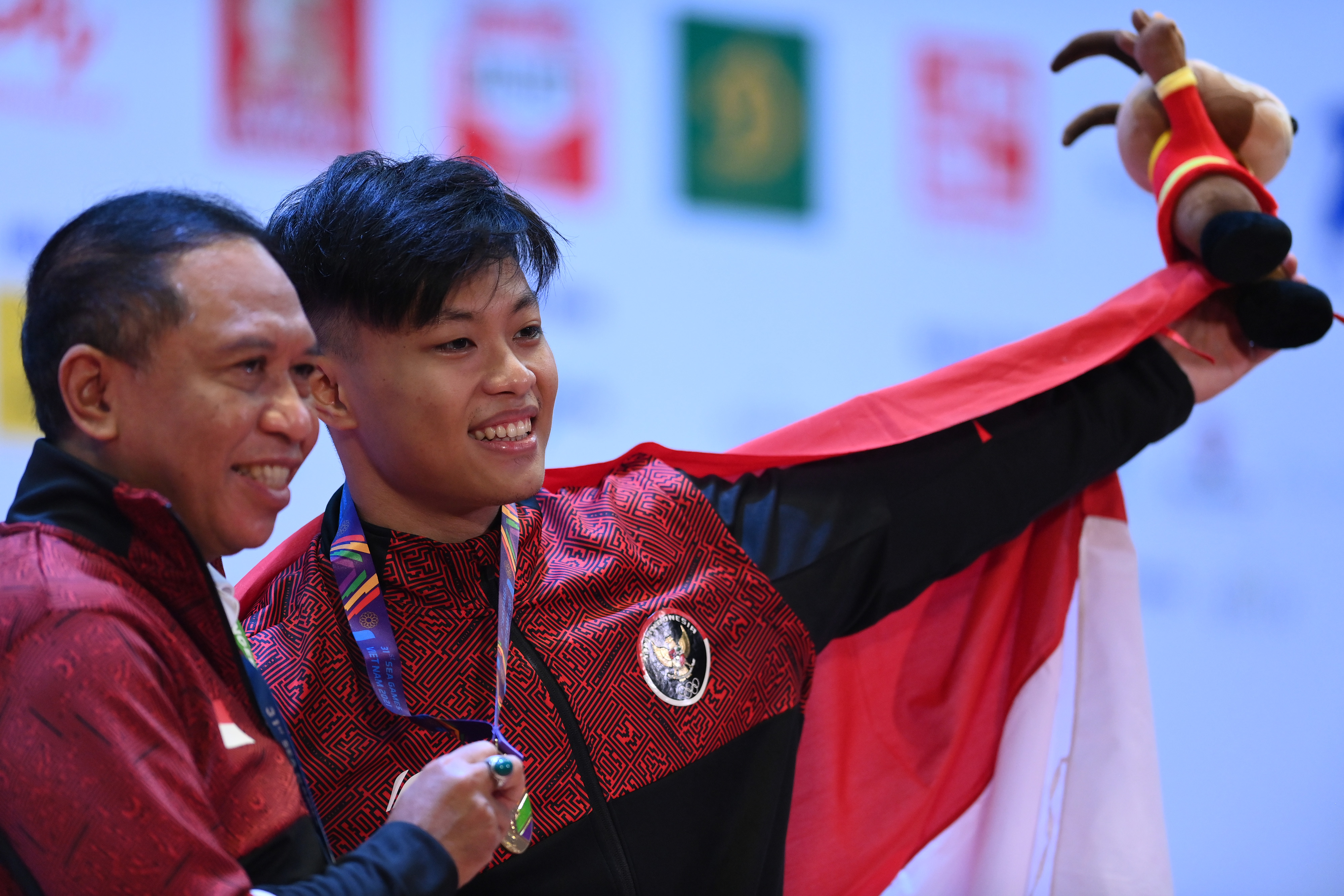 Menpora Zainudin Amali saat berpose dengan lifter Indonesia Rahmat Erwin Abdullah.