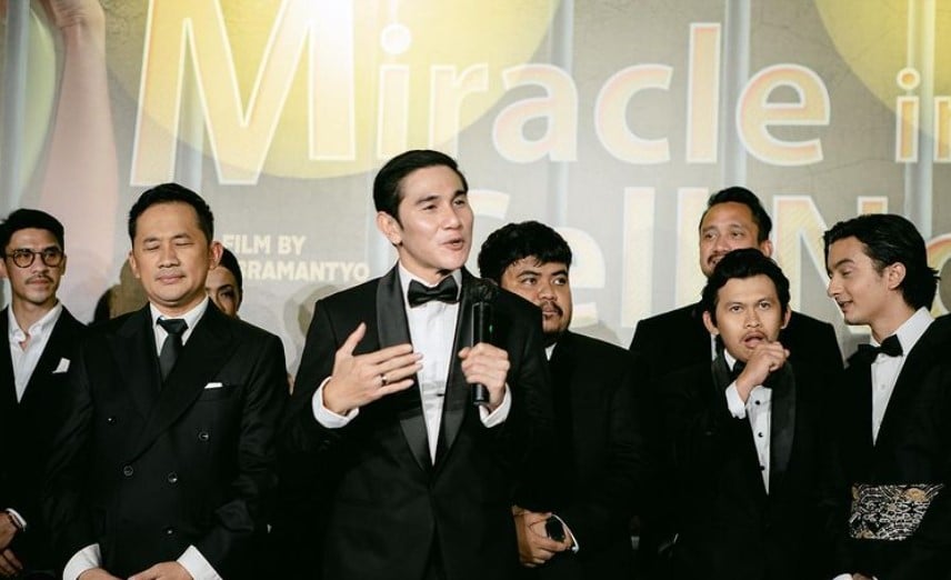 Aktor Vino G Bastian (tengah).