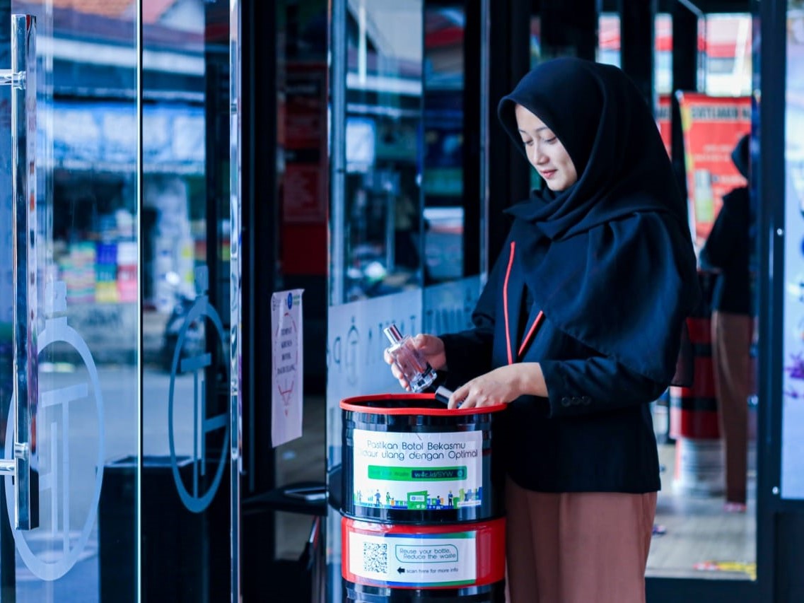 Tania Perfume menjadi merek ritel parfum pertama yang tergerak untuk membuat program Recycle at Store.