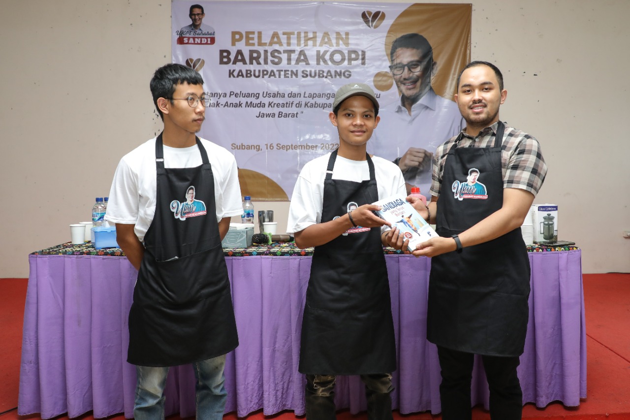 Relawan UKM Sahabat Sandi Subang menggelar Pelatihan Barista Kopi bagi generasi muda di Lembah Gunung Kujang, Kabupaten Subang, Jawa Barat.