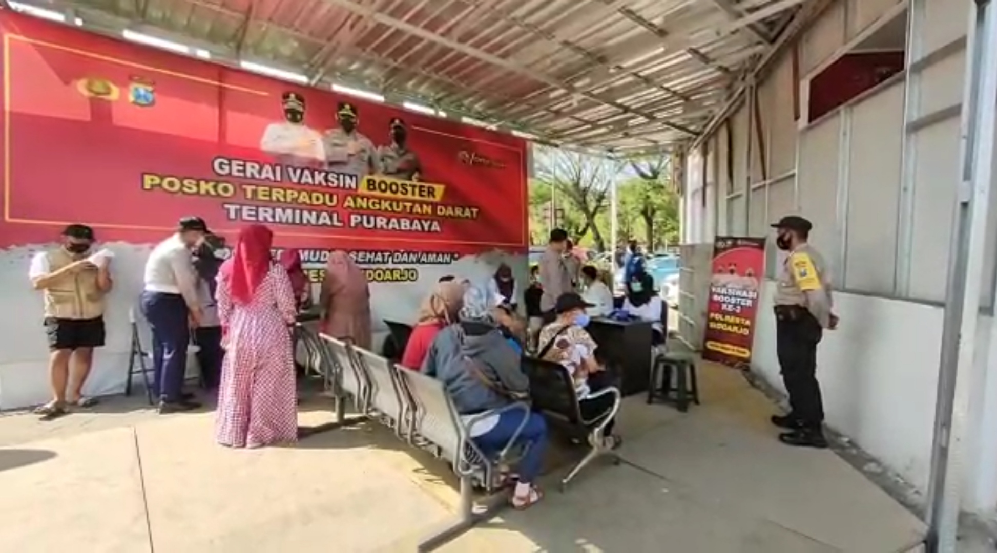 Sejumlah warga disuntik vaksin di gerai vaksinasi covid-19 Terminal Bus Purabaya Kabupaten Sidoarjo, Rabu (20/7). 