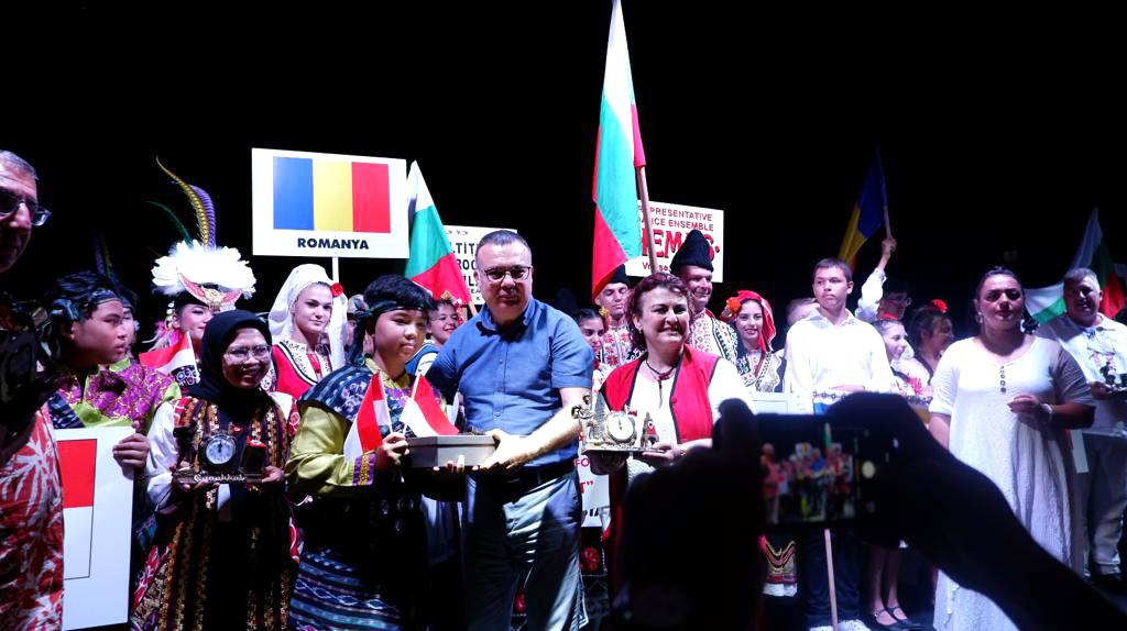 Pemberian souvenir kepada tim Indonesia oleh Wali Kota Canakkale Turki