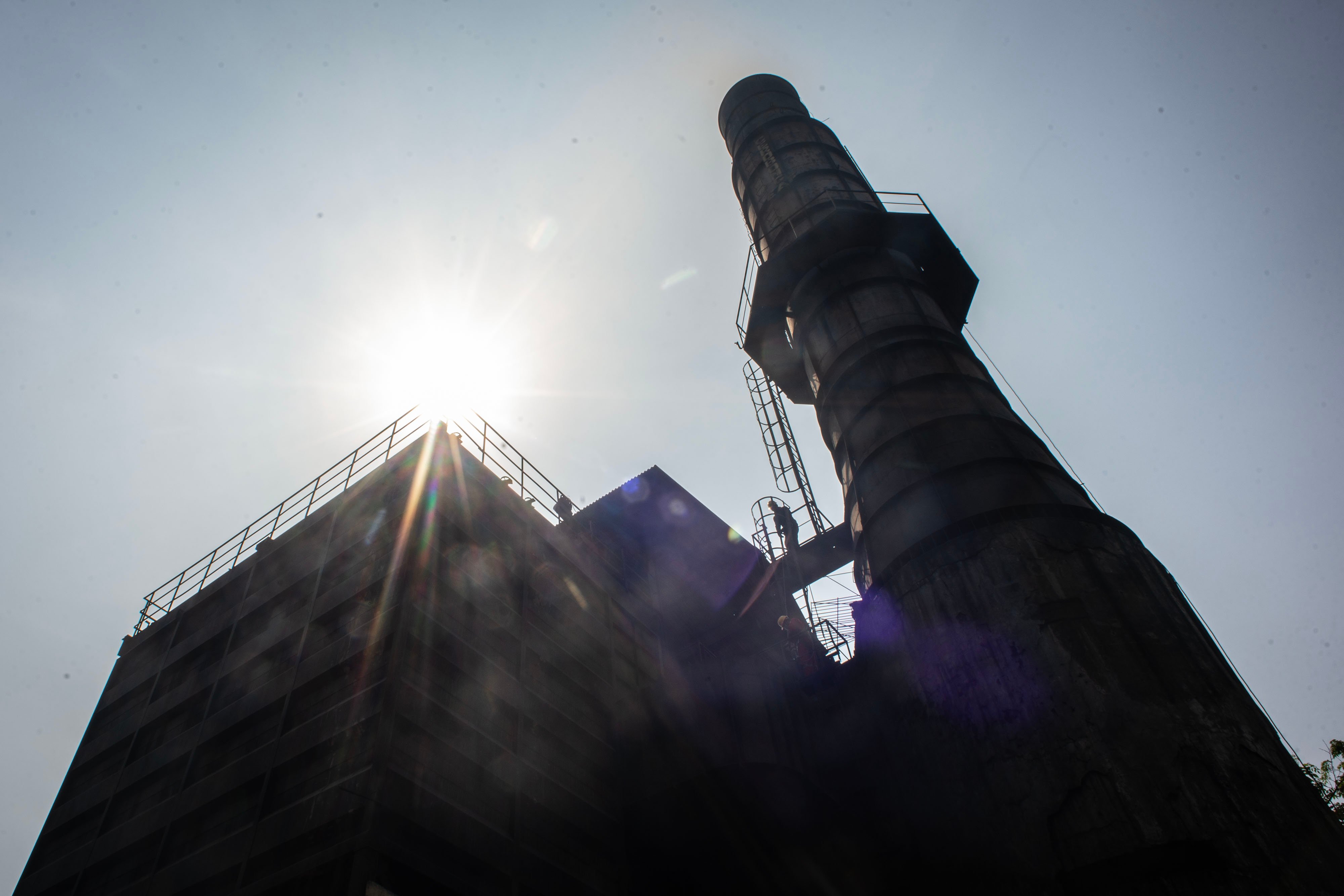 Ilustrasi pabrik yang menyebabkan polusi udara.