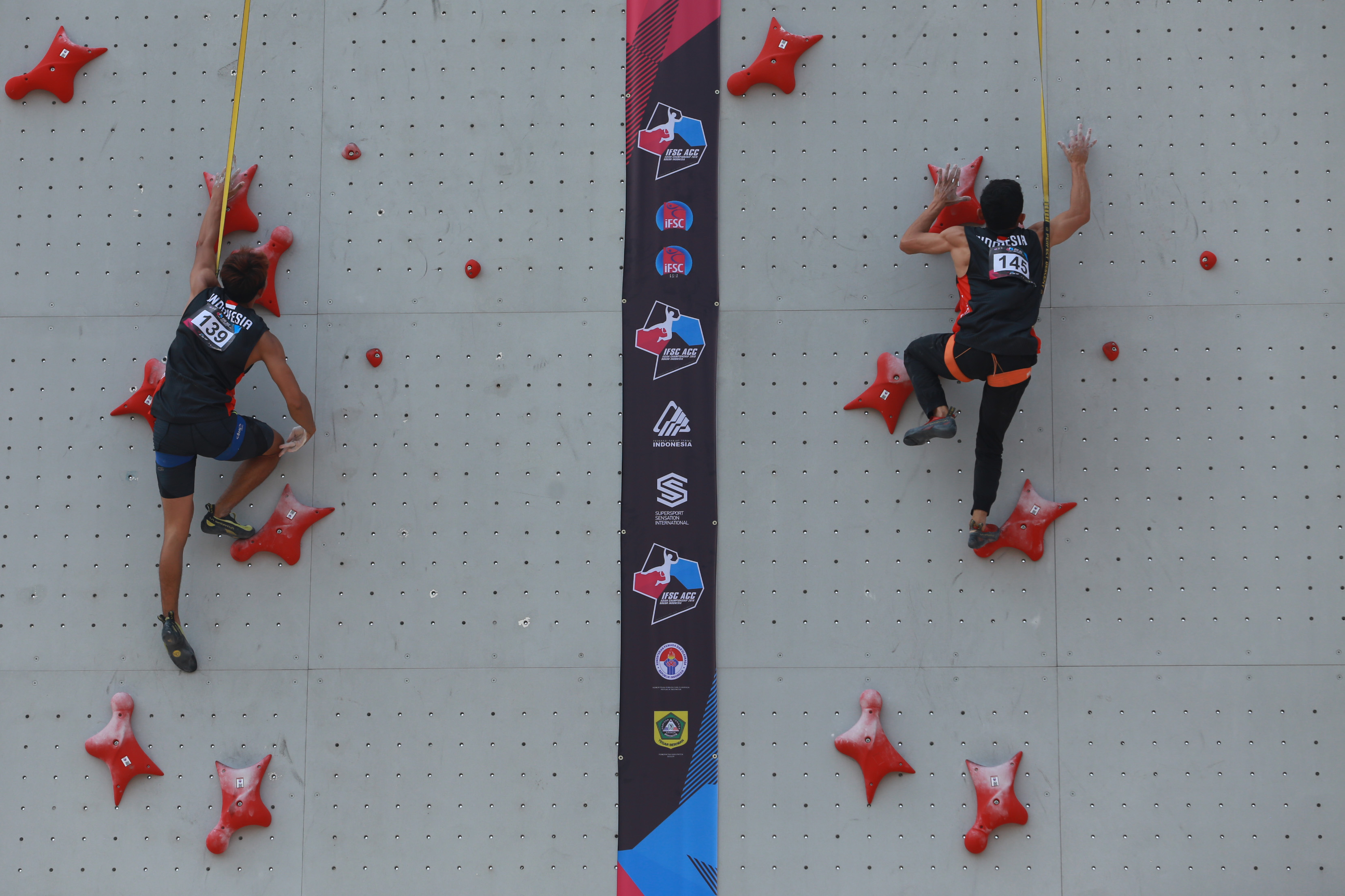 Dua atlet panjat tebing Indonesia Veddriq Leonardo (kanan) beradu cepat dengan Kiromal Katibin (kiri).