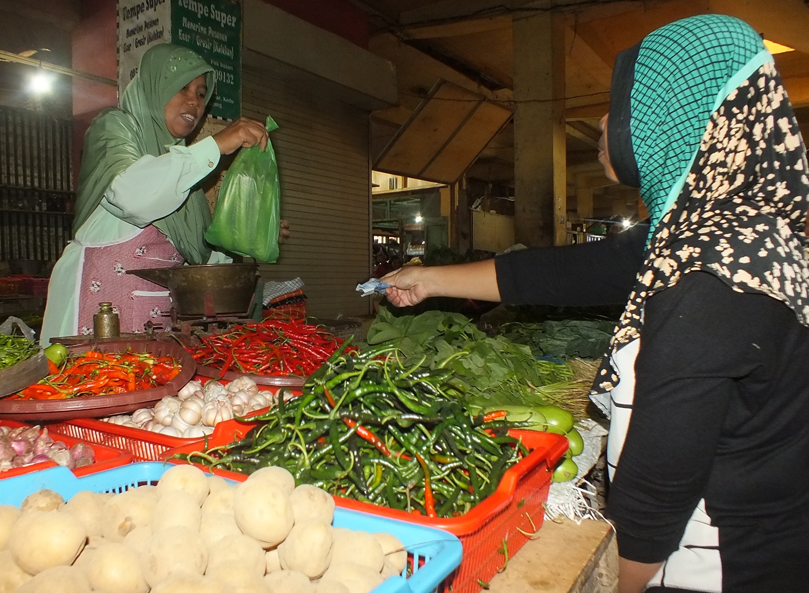Suasana pasar tradisional, kenaikan harga bahan pokok memicu inflasi tinggi di Kabupaten Banjarbaru, Kalsel.