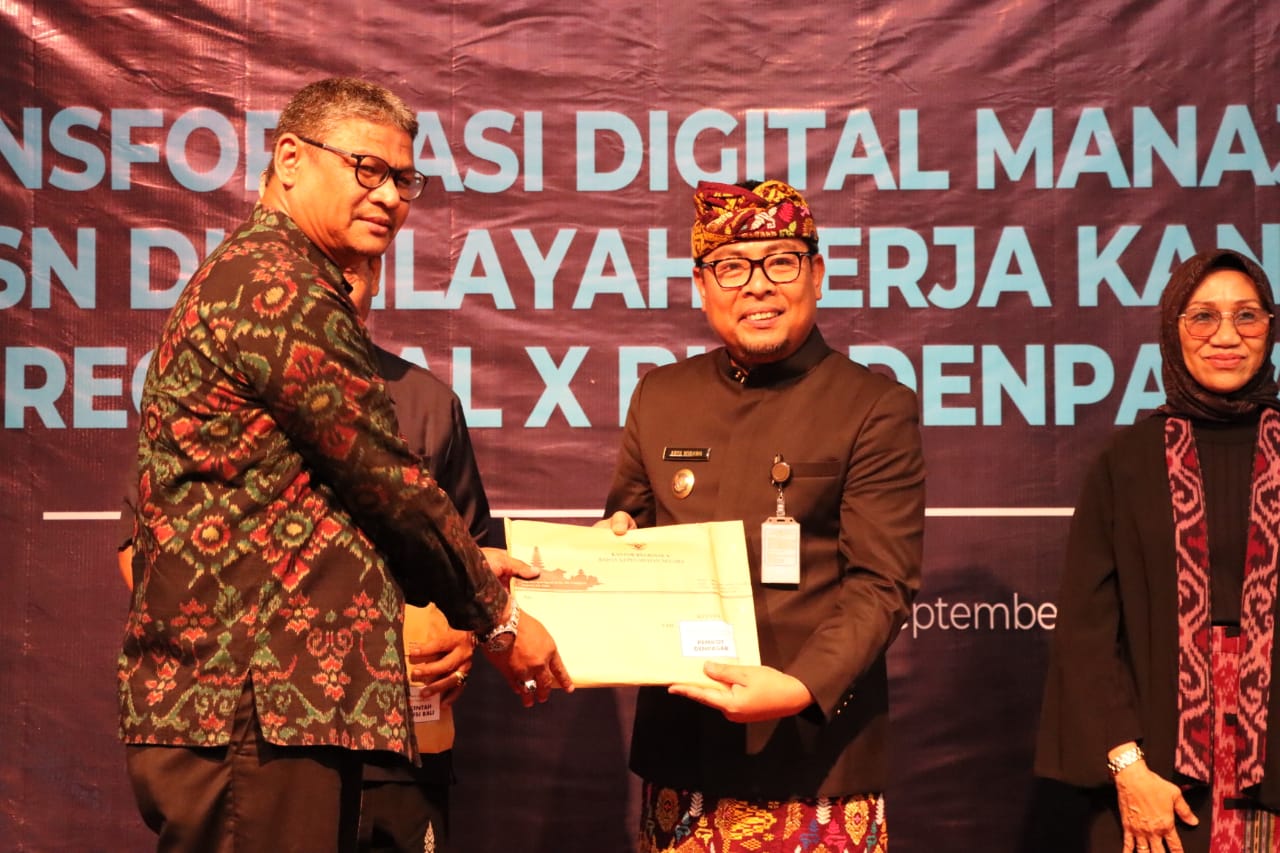 Wakil Walikota Pemkot Denpasar I Kadek Agus Arya Wibawa (tengah) saat menerima penghargaan.