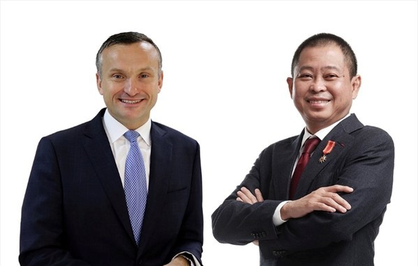 Presiden Direktur & CEO Douglas Ure (kiri) dan Presiden Komisioner Ignasius Jonan (kanan)