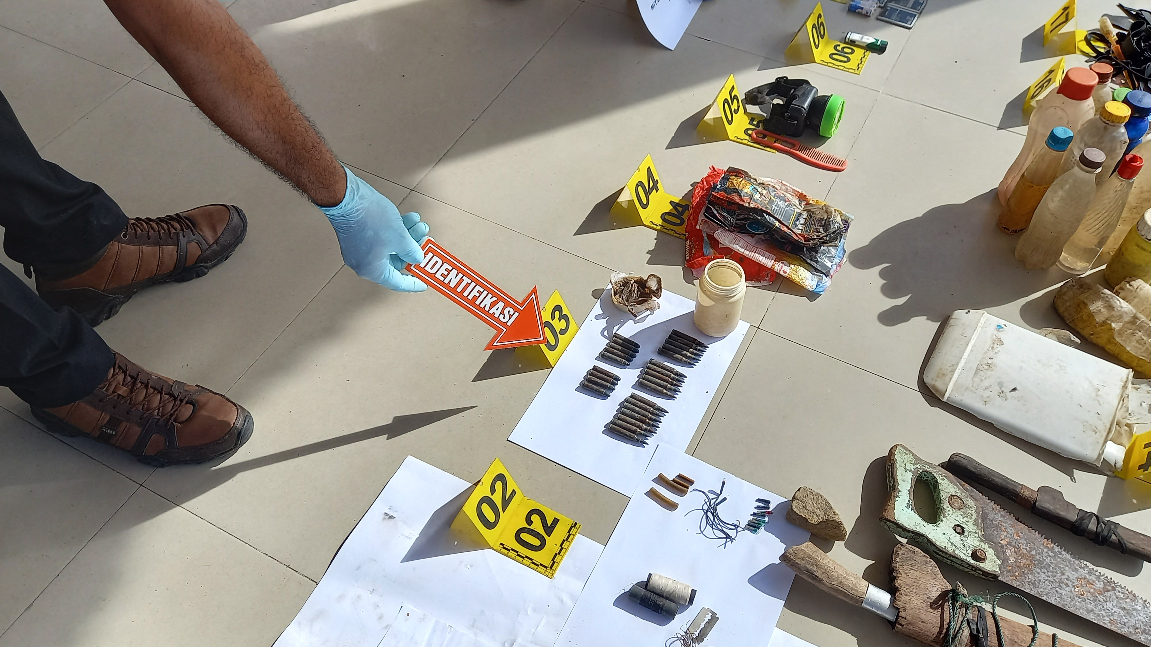 Sejumlah barang bukti hasil penggeledahan anggota kelompok teroris MIT Poso di Parigi Moutong, Sulawesi Tengah, 28 April 2022 lalu.