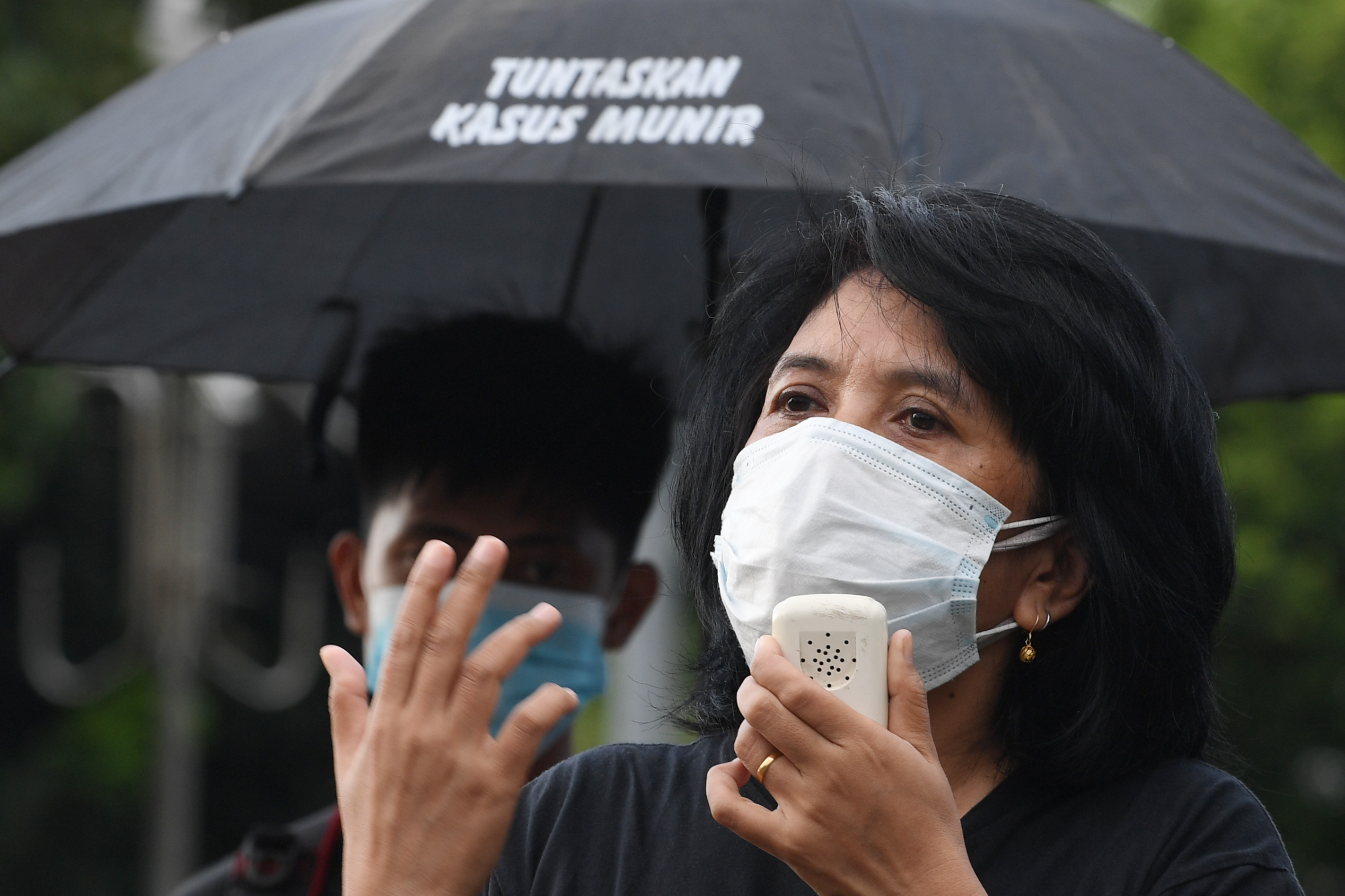 rIstri mendiang pejuang HAM Munir, Suciwati, saat mengikuti Aksi Kamisan di depan Istana Merdeka.