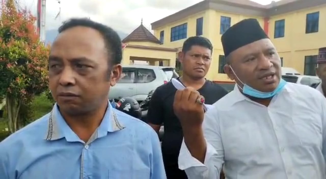 Adrianus Fridus, kontraktor penyuap proyek APBD Manggarai (kiri) didampingi pengacara Marsel Ahang tiba di Polres Manggarai, Rabu (7/9).