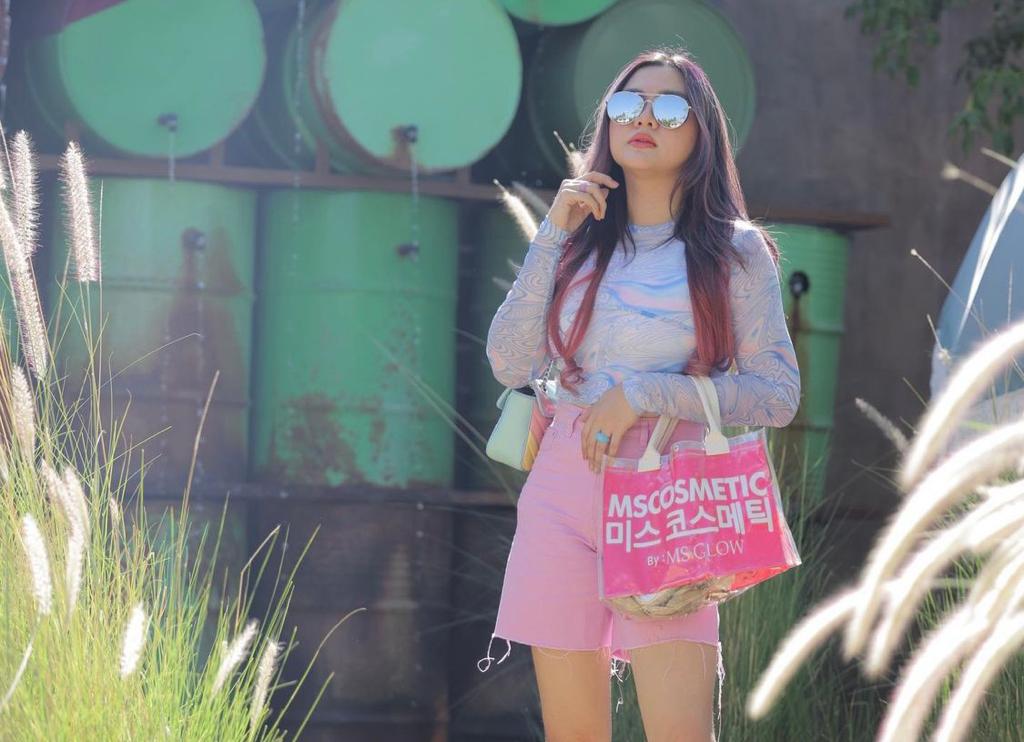 Penyanyi Vicky Shu telah tampil memukau di ajang Indopop Mevement yang digelar di Times Square, New York City, Amerika Serikat.