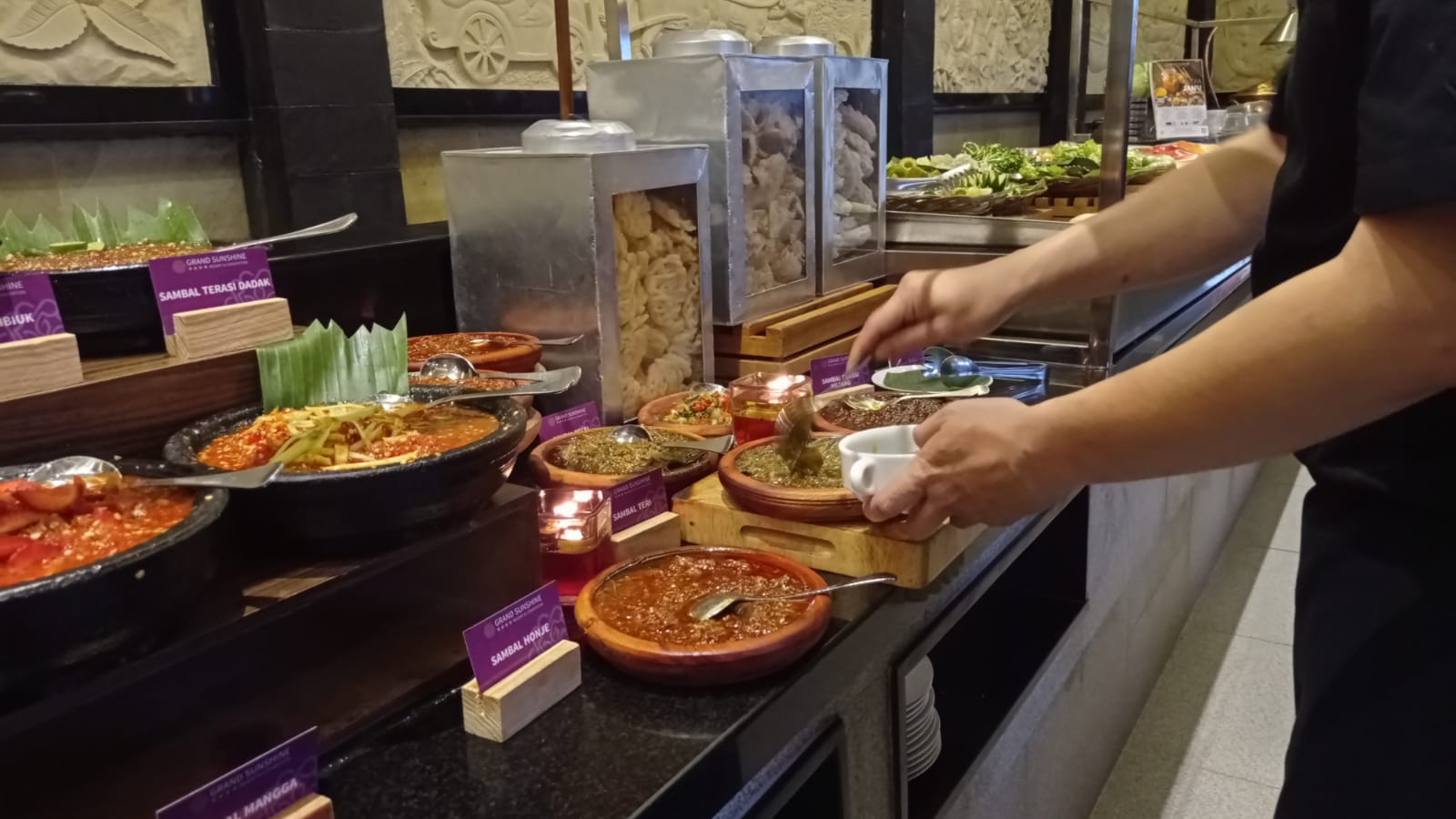 Sembilan ragam sambal disajikan di Giwangkara Restoran