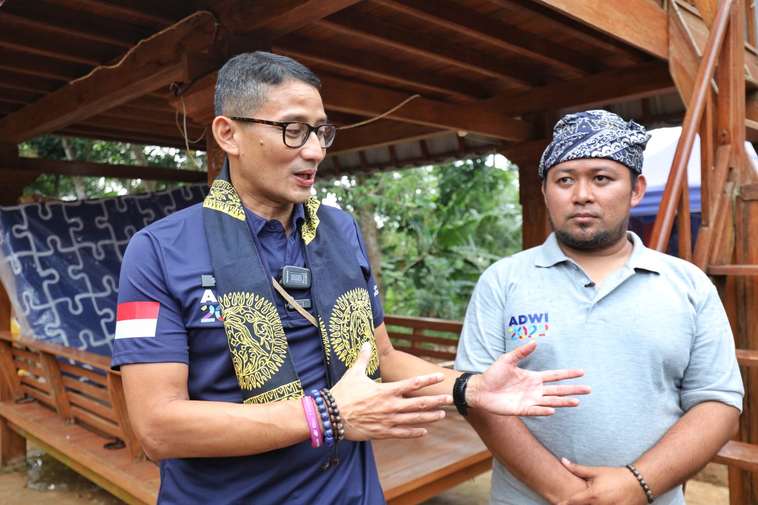 Menparekraf Sandiaga Uno berdiskusi dengan Abah Asep pengelola homestay di Desa Wisata Hanjeli, Waluran, Kabupaten Sukabumi, Jabar, Sabtu (2