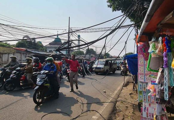 Ilustrasi: kabel menjuntai hingga ke jalan raya.
