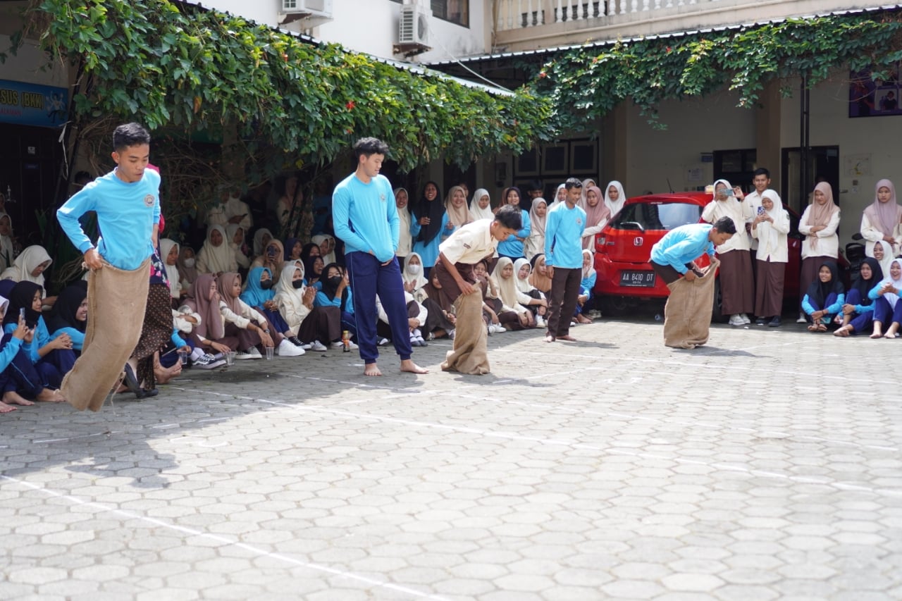 Kegiatan perlombaan dalam rangka peringatan HUT ke-77 RI di SMK Muhammadiyah Salaman, Selasa (16/8).