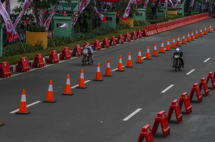 Peserta memacu sepeda motor dalam Street Race Polda Metro Jaya.