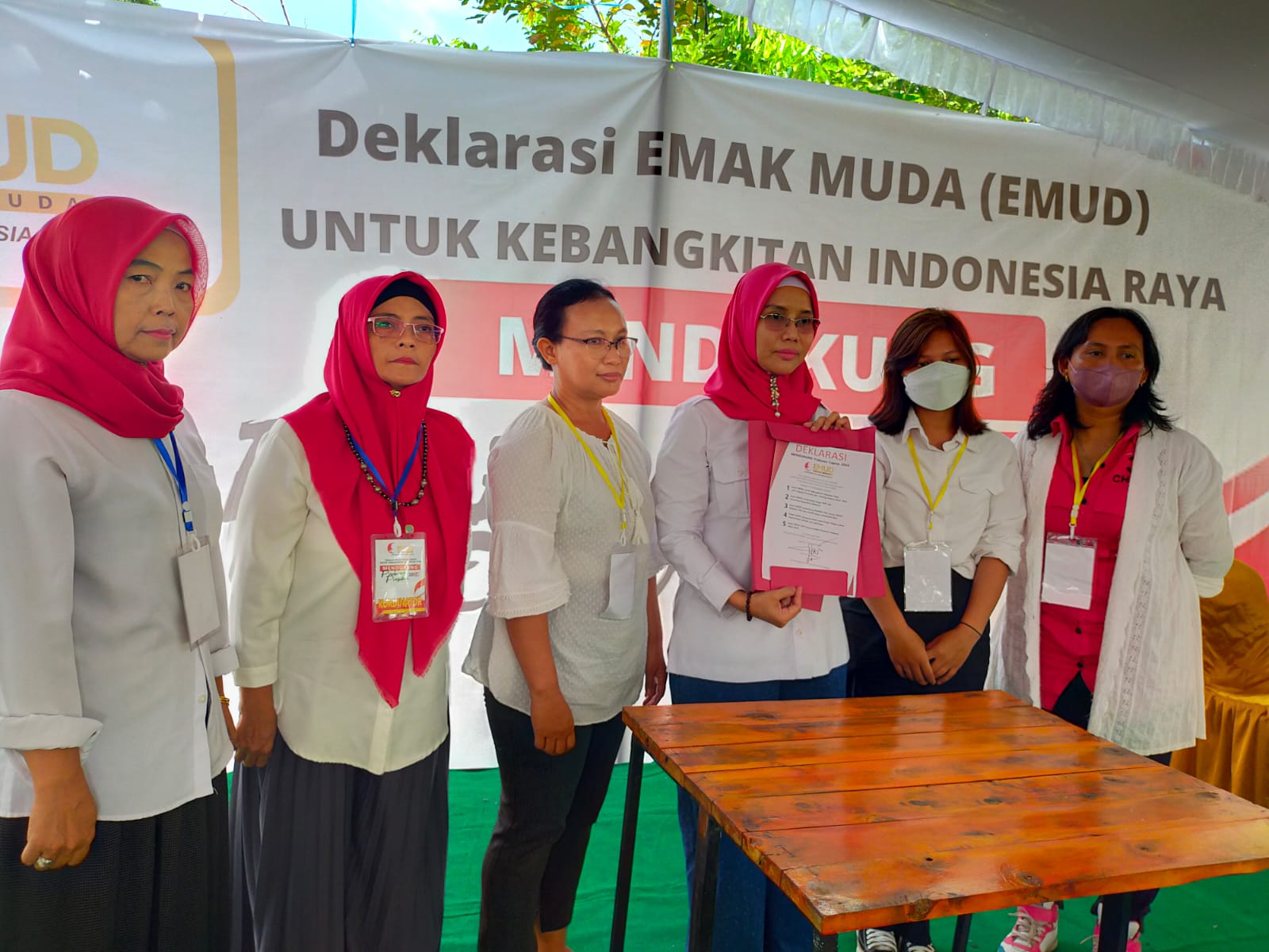 Emak muda Sumsel menyatakan dukungan kepada Prabowo Subianto untuk menjadi Presiden 2024, di Angkringan Uncle Ogan Ilir, Jumat (9/9)