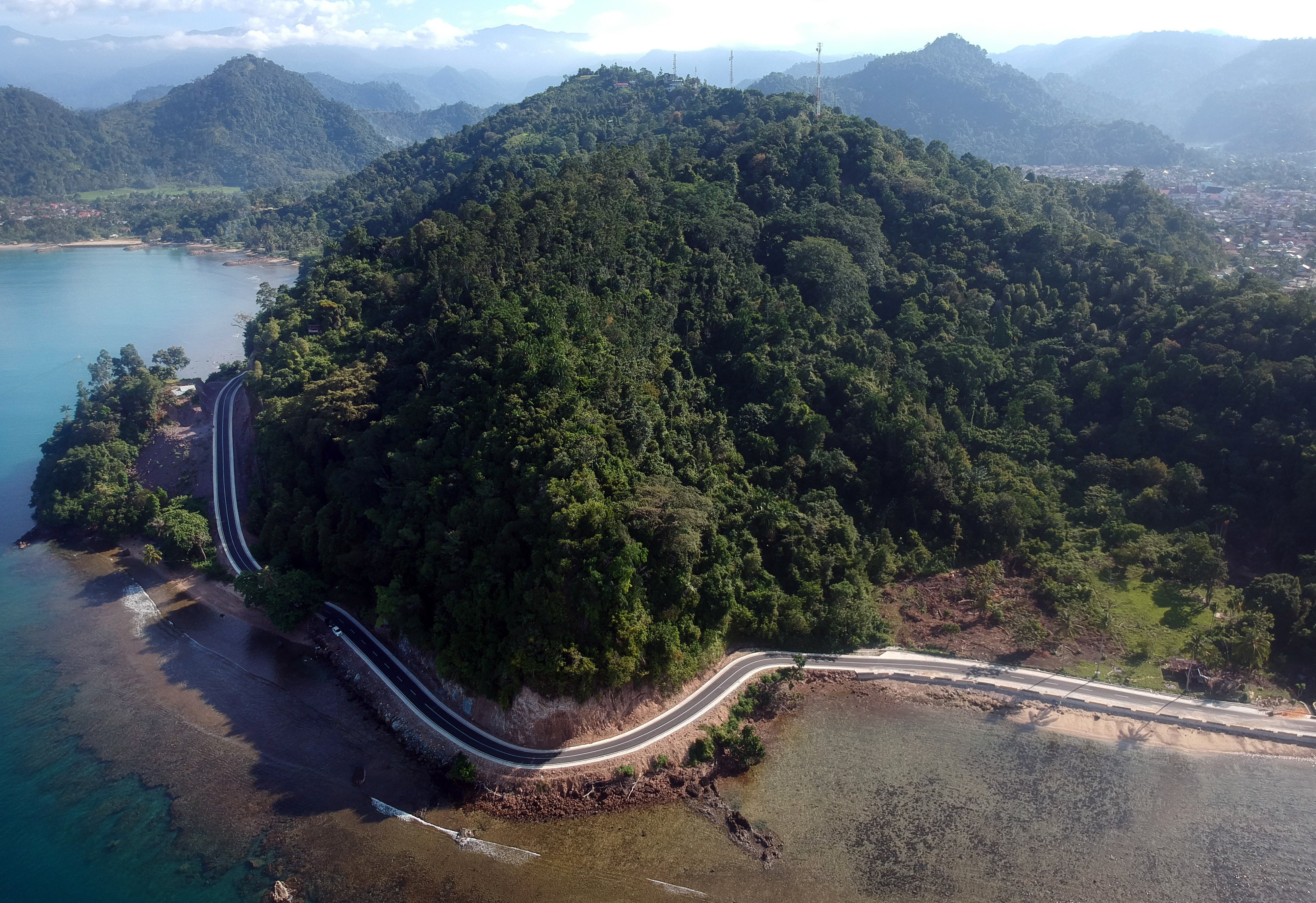 Foto udara jalan lingkar Salido-Carocok yang membentang di garis Pantai Salido, di Kabupaten Pesisir Selatan, Sumbar, Rabu (23/12/2020).