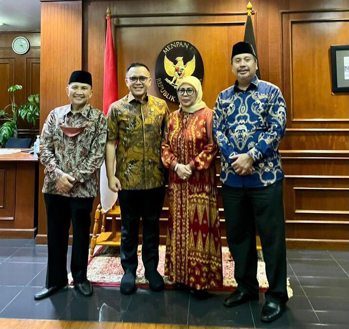 Ki-ka : Ketua HISMINU,KH.Arifin Junaidi , Abdullah Azwar Anas MenPAN RB, Pengurus HISMINU Siti Marifah Maruf Amin dan Bendahara Ali Rahmat