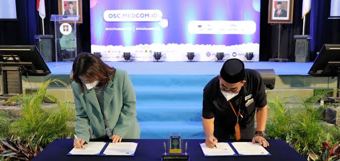 Penandatanganan nota kesepahaman oleh Asisten CEO Media Group Kania Sutisnawinata dan Wakil Rektor UII Rohidin.