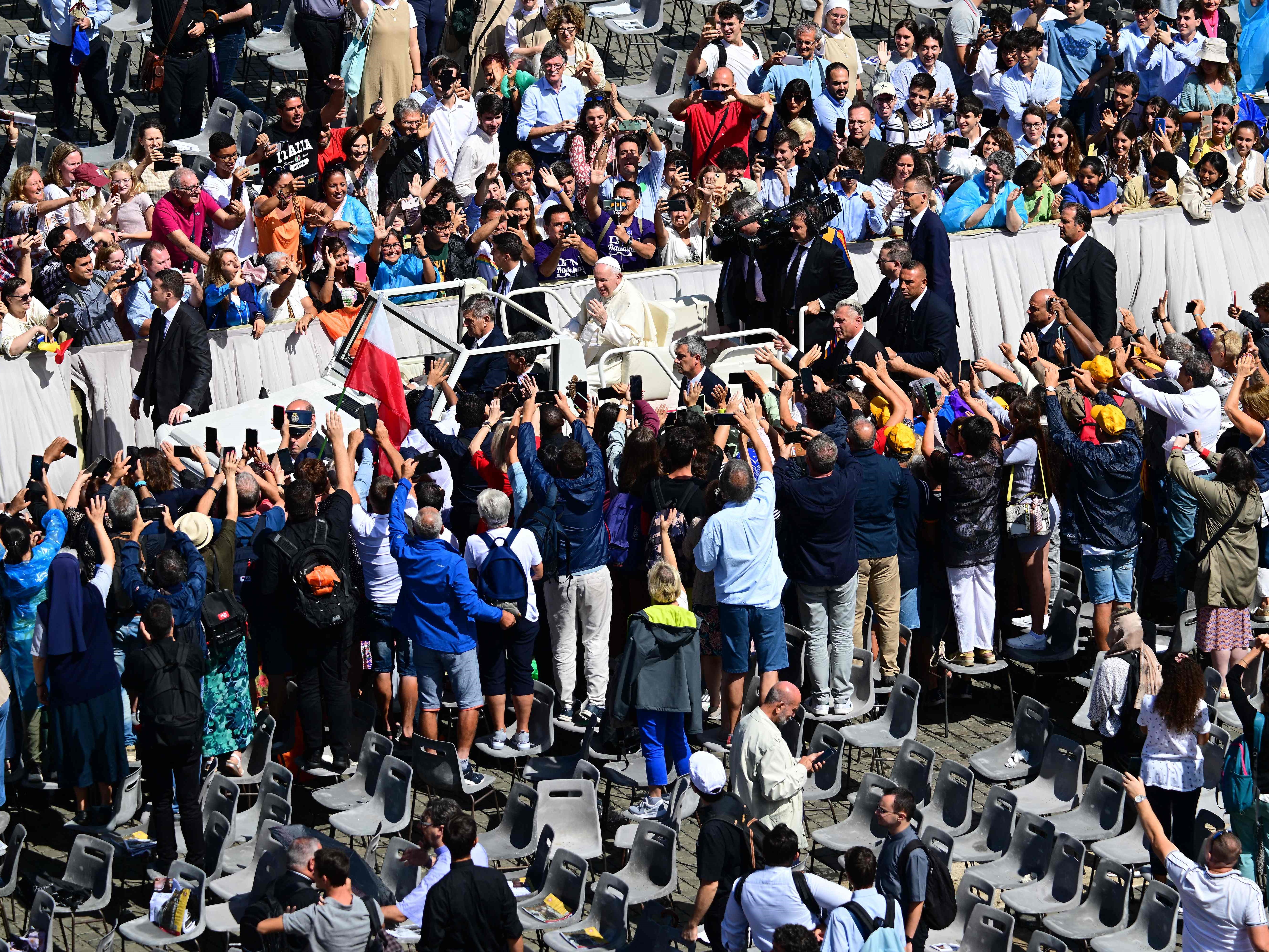 Paus Fransiskus memberkati umat beriman.