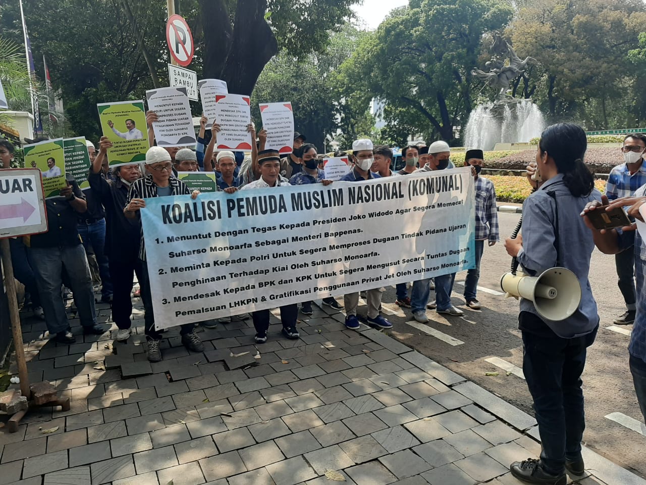 Massa aksi dari Koalisi Pemuda Muslim Nasional (Komunal) menyampaikan aspirasinya di depan Kantor Bappenas meminta Menteri Bappenas mundur  