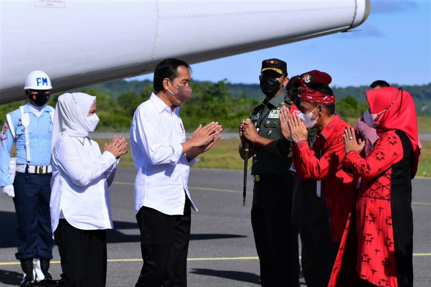 Presiden Jokowi dari Maluku bertolak ke Lampung untuk melihat pembagian BLT BBM di Bandar Lampung, Sabtu (3/9/2022)