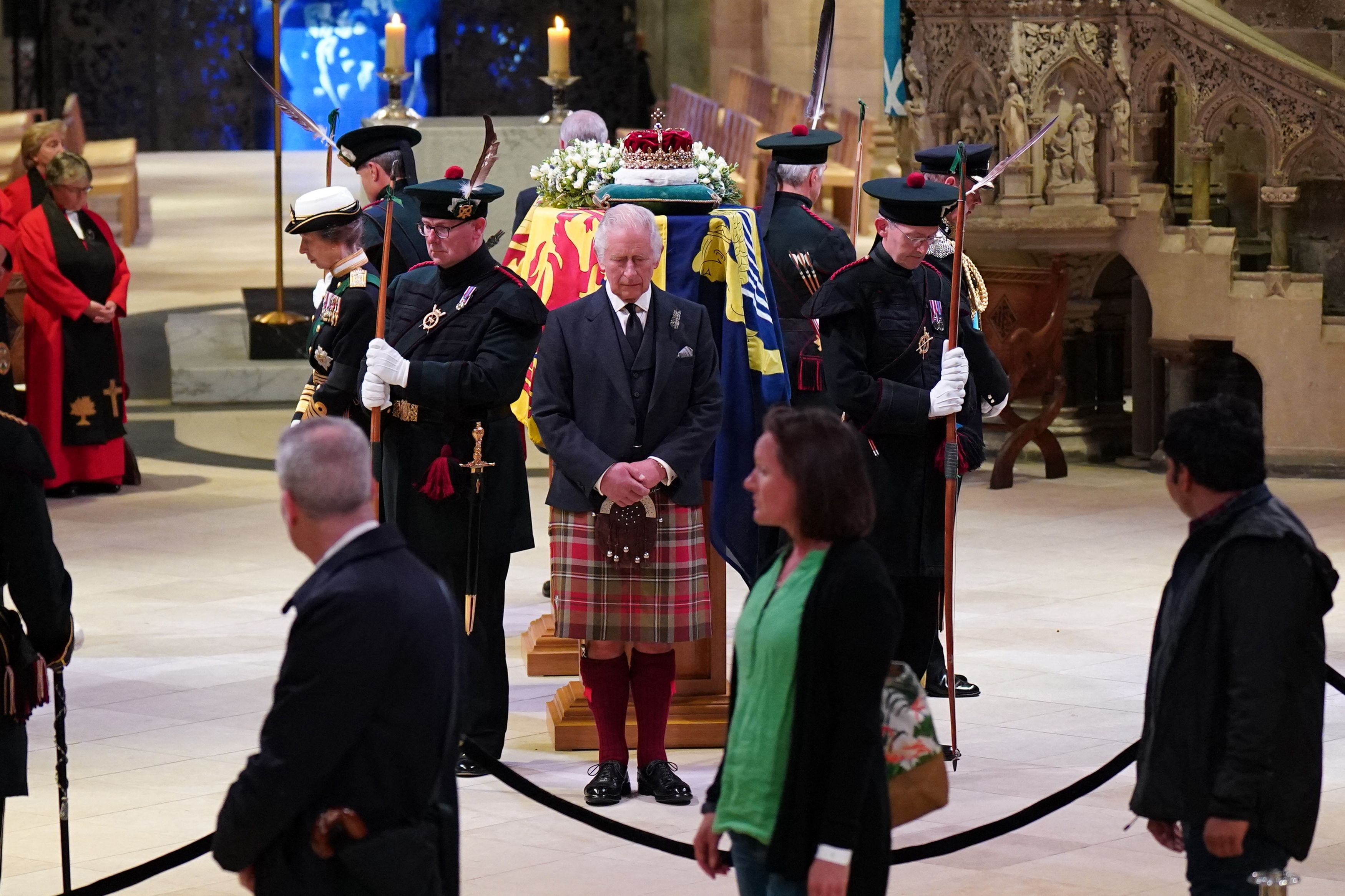 Raja Charles III berdiri di depan peti jenazah ibundanya, Ratu Elizabeth II, di Katedral St Giles, Edinburg, Skotlandia.