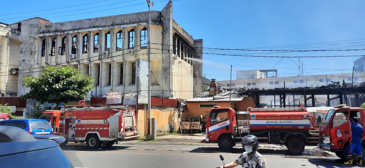Gedung PWI Sulut tidak layak huni akibat terbakar awal Mei 2021.