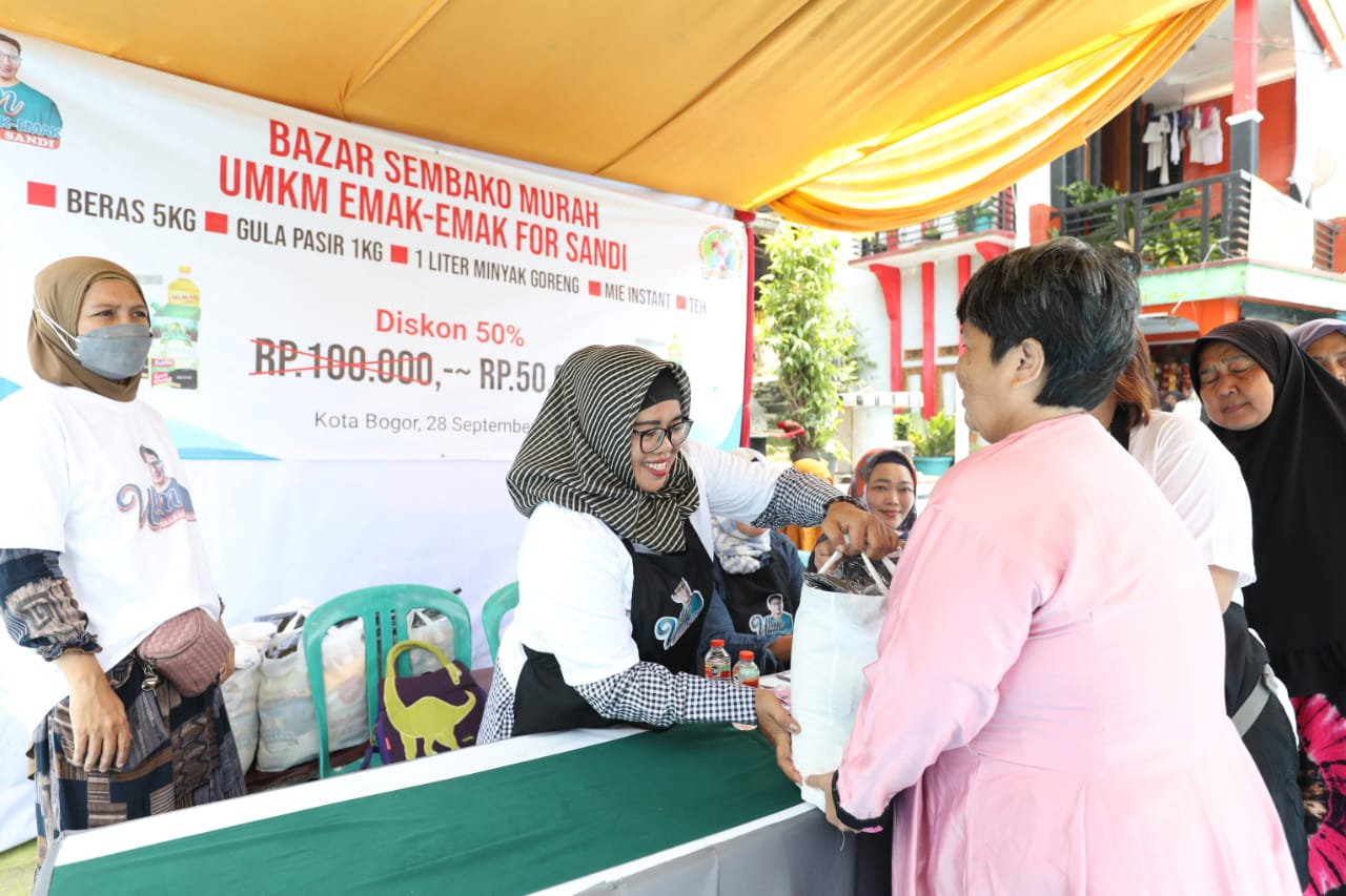Bazar murah sembako untuk warga Bogor yang dihelat relawan UMKM Emak-emak For Sandi, di Lebak Pilar, Sempur, Rabu (28/9)