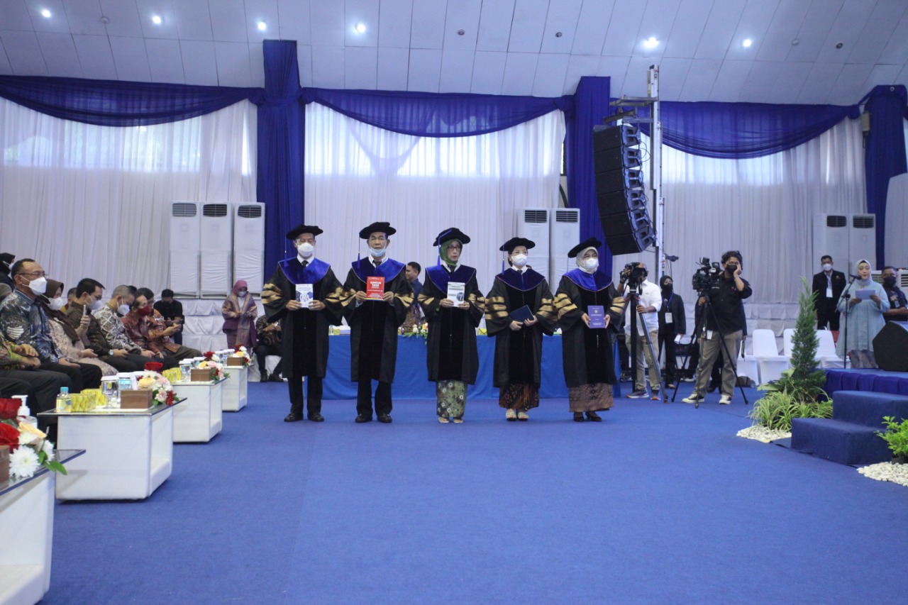 Acara pengukuhan lima guru besar Universitas Pancasila di Kampus UP, Jakarta, Rabu (28/8).