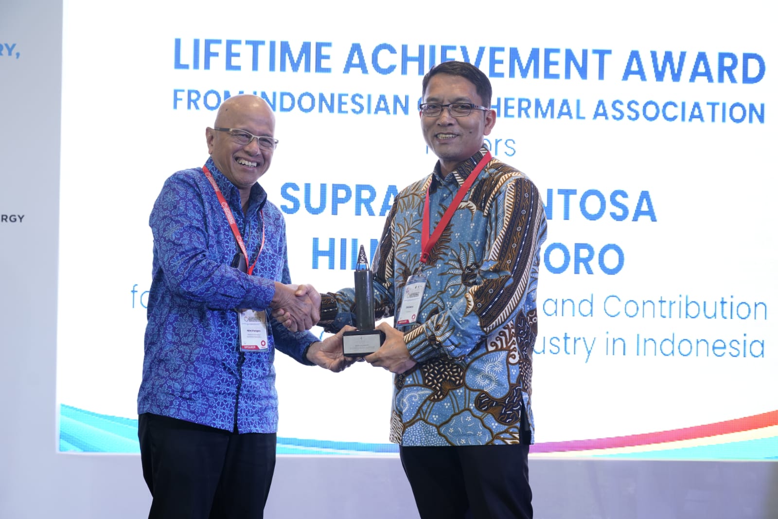 Dirut PT Medco Energi Internasional Tbk (MedcoEnergi) Hilmi Panigoro saat menerima penghargaan dari IGA di Jakarta, Rabu (14/9).