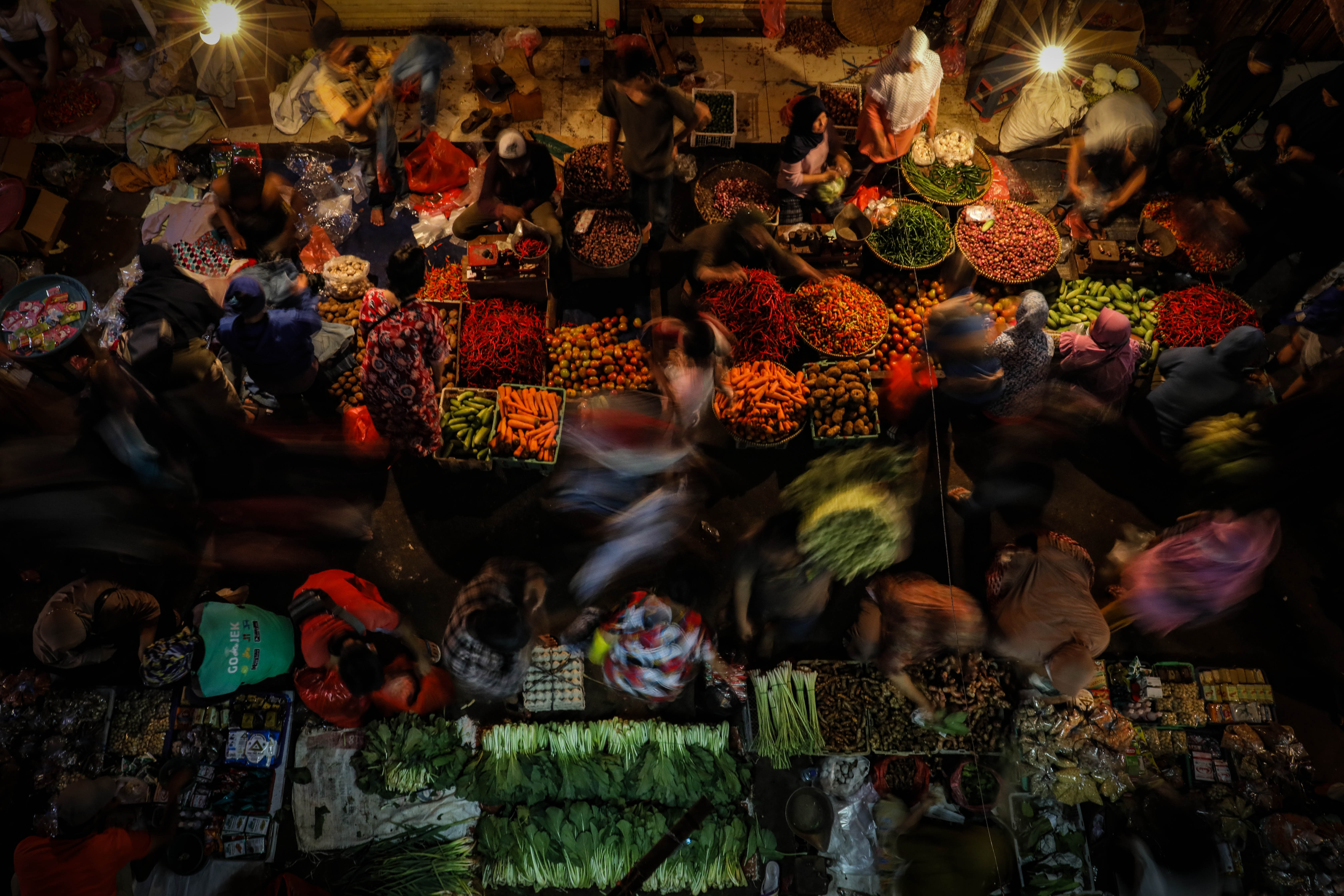 Warga berbelanja bahan makanan di Pasar kebayoran Lama, Jakarta Selatan, Minggu (1/5).