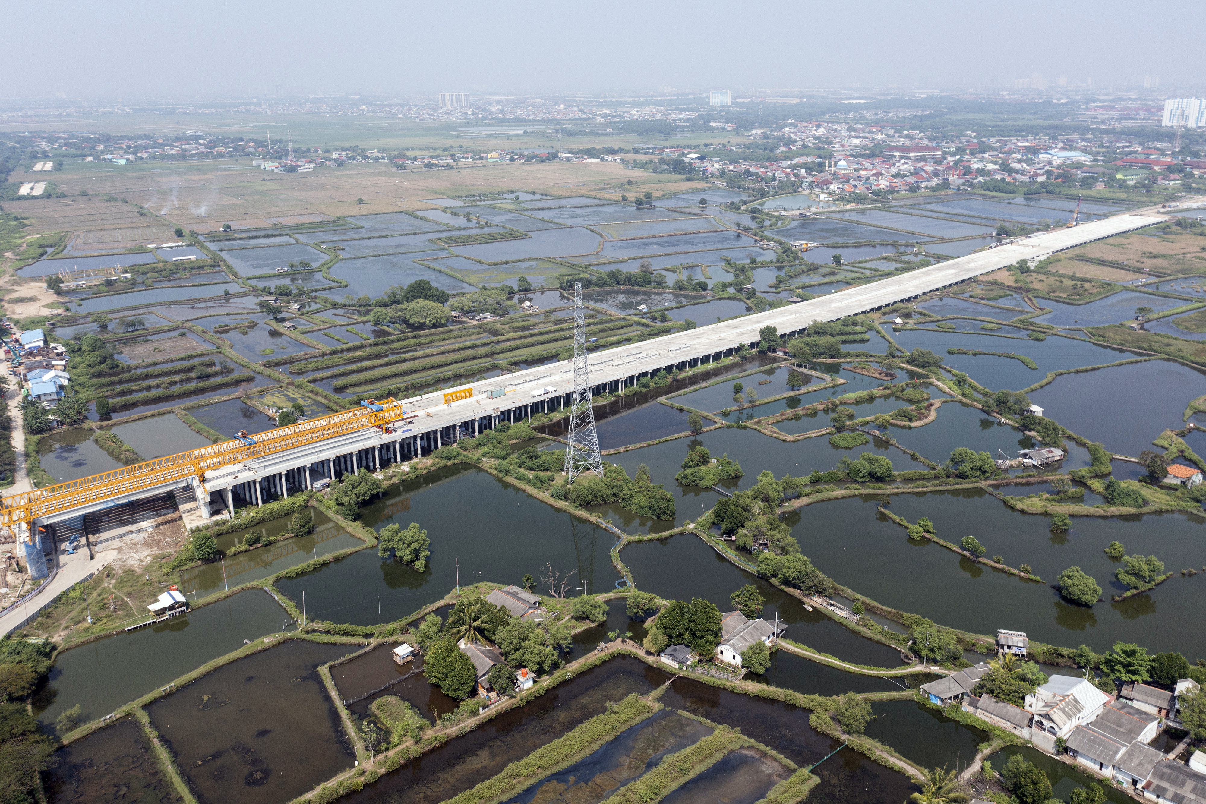 Foto udara proyek pembangunan Jalan Tol Cibitung-Cilincing (JTCC) seksi 4 di Marunda, Cilincing, Jakarta Utara, Selasa (19/7).