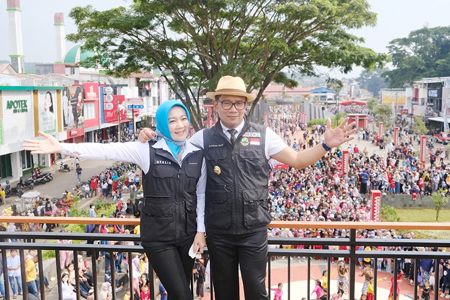 Gubernur Jawa Barat Ridwan Kamil dan istri seusai peresmian salah satu alun-alun hasil revitalitasi
